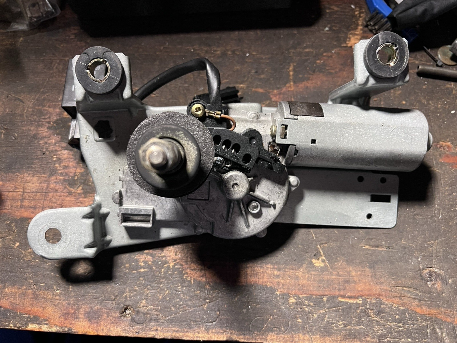 1999 - 2004 Porsche 996 911 Rear Glass Windshield Wiper Motor 99662808000 1999 - 2004 Porsche 996 911 Rear Glass Windshield Wiper Motor 99662808000