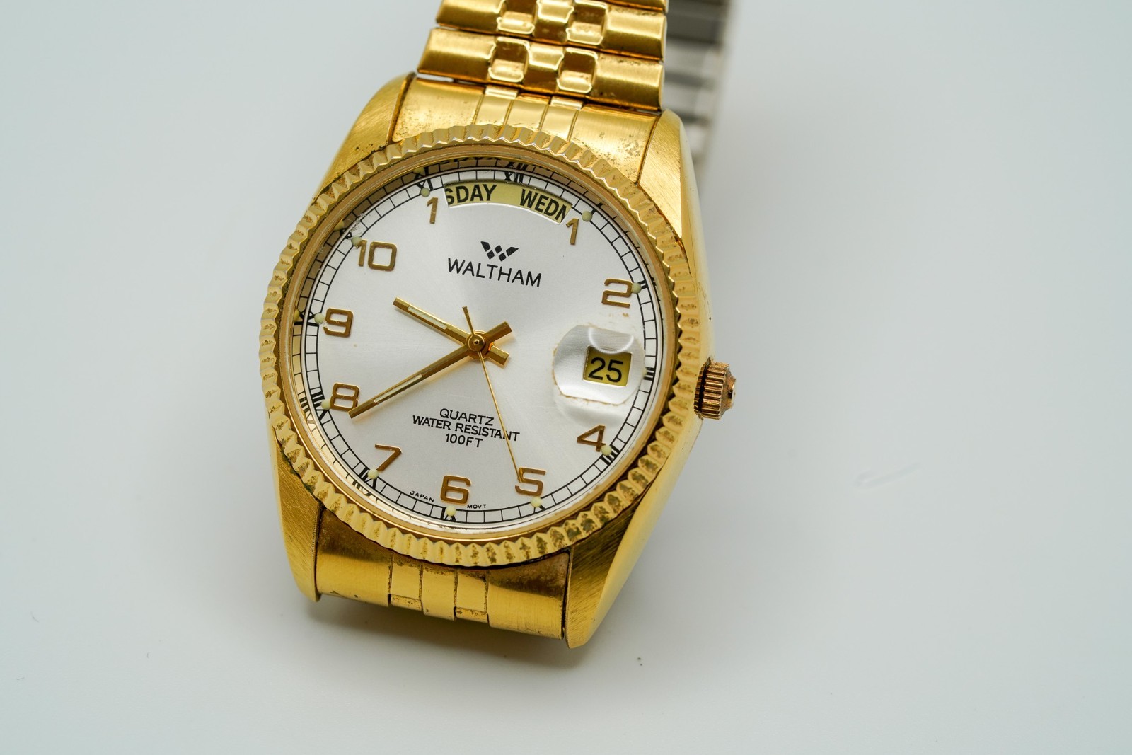 Excellent Cond. Vintage Waltham Day Date Quartz Gold Tone Watch 35mm JB41