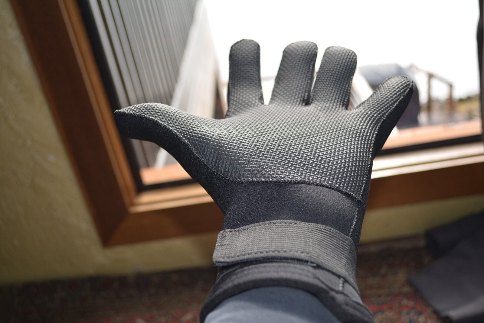Neoprene gloves 4mm New, nice, the real deal  ( GREAT DEAL)