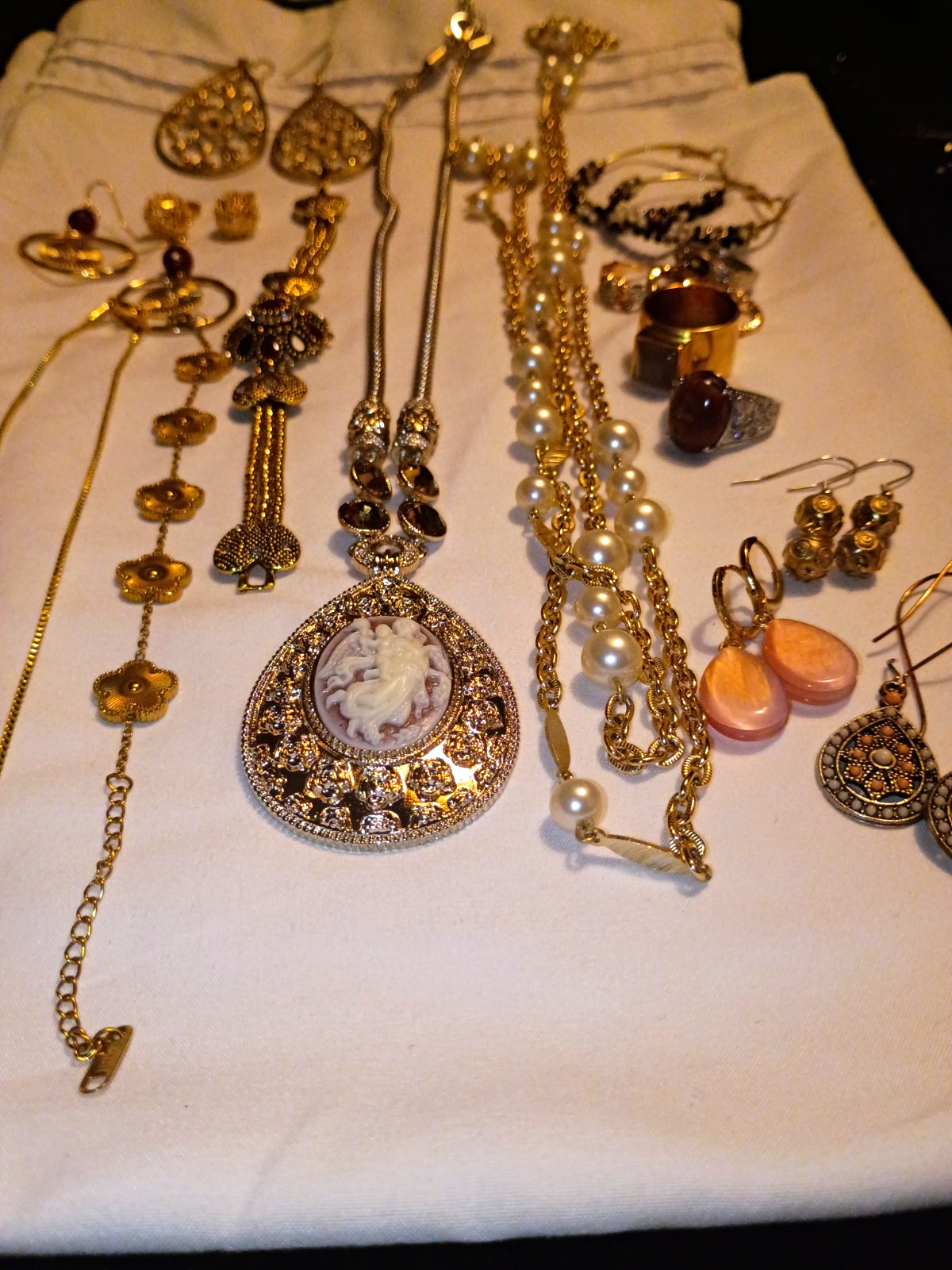 Women\'s Mixed Lot Jewelry Necklaces Earrings Rings Bracelets Gold Pearl