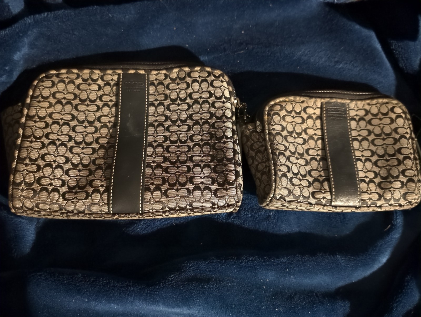 Coach Vintage Hand Clutch Purse And Change Bag Zipper Closed
