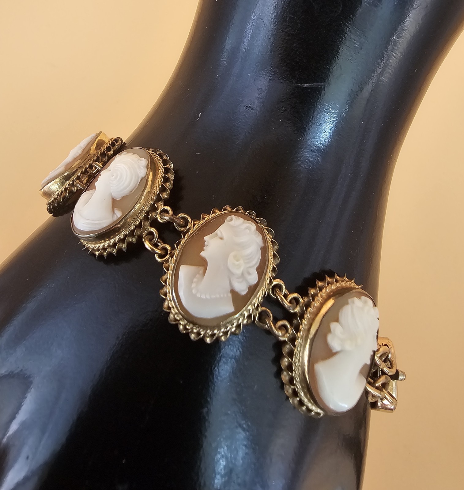 Vintage 1/20 12K Gold Filled Shell Cameo Bracelet 8 Hand Carved Portraits 7.5”