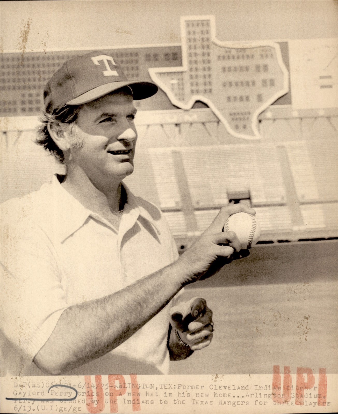 LG24 1975 Wire Photo CLEVELAND INDIANS PITCHER GAYLORD PERRY JOINS TEXAS RANGERS