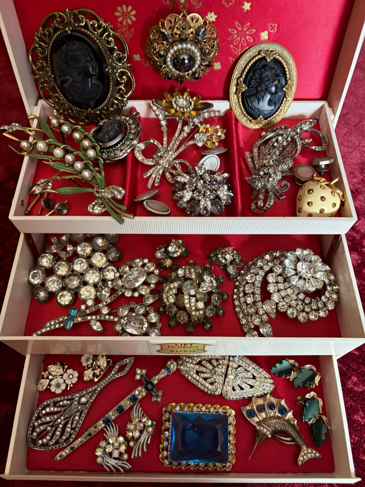 Beautiful Vintage Jewelry Lot - Brooches, Rhinestones, Cameos, Weiss, Mazer,etc. Beautiful Vintage Jewelry Lot - Brooches, Rhinestones, Cameos, Weiss, Mazer,etc.
