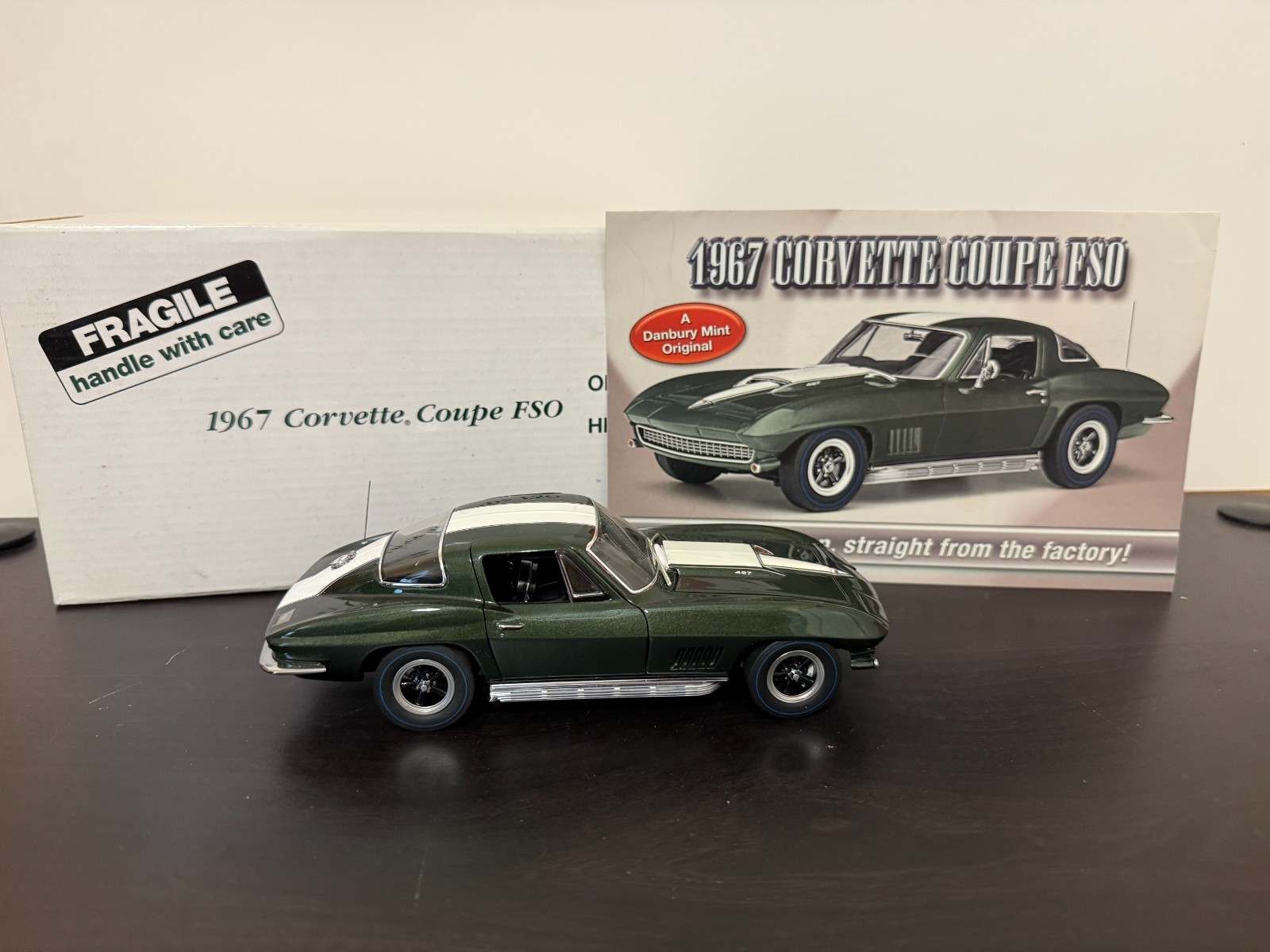 Danbury Mint 1967 Corvette Coupe FSO 1:24 Diecast Green/White 