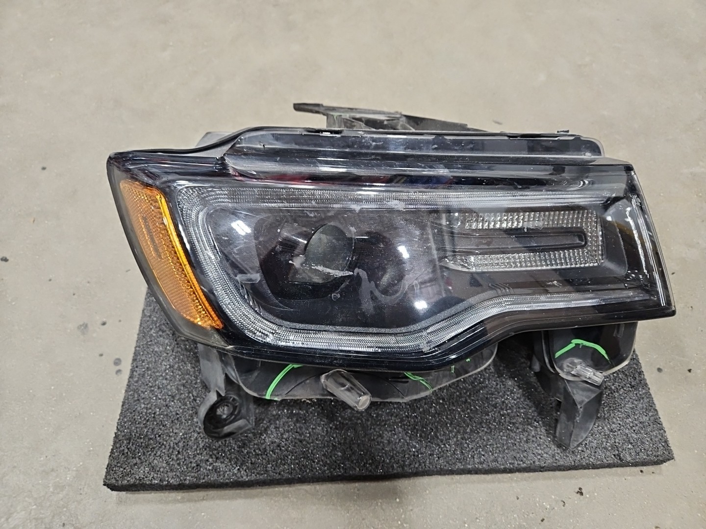 2017 - 2021 Jeep Grand Cherokee Black NON-AFS Xenon HID Right Headlight OEM 2017 - 2021 Jeep Grand Cherokee Black NON-AFS Xenon HID Right Headlight OEM