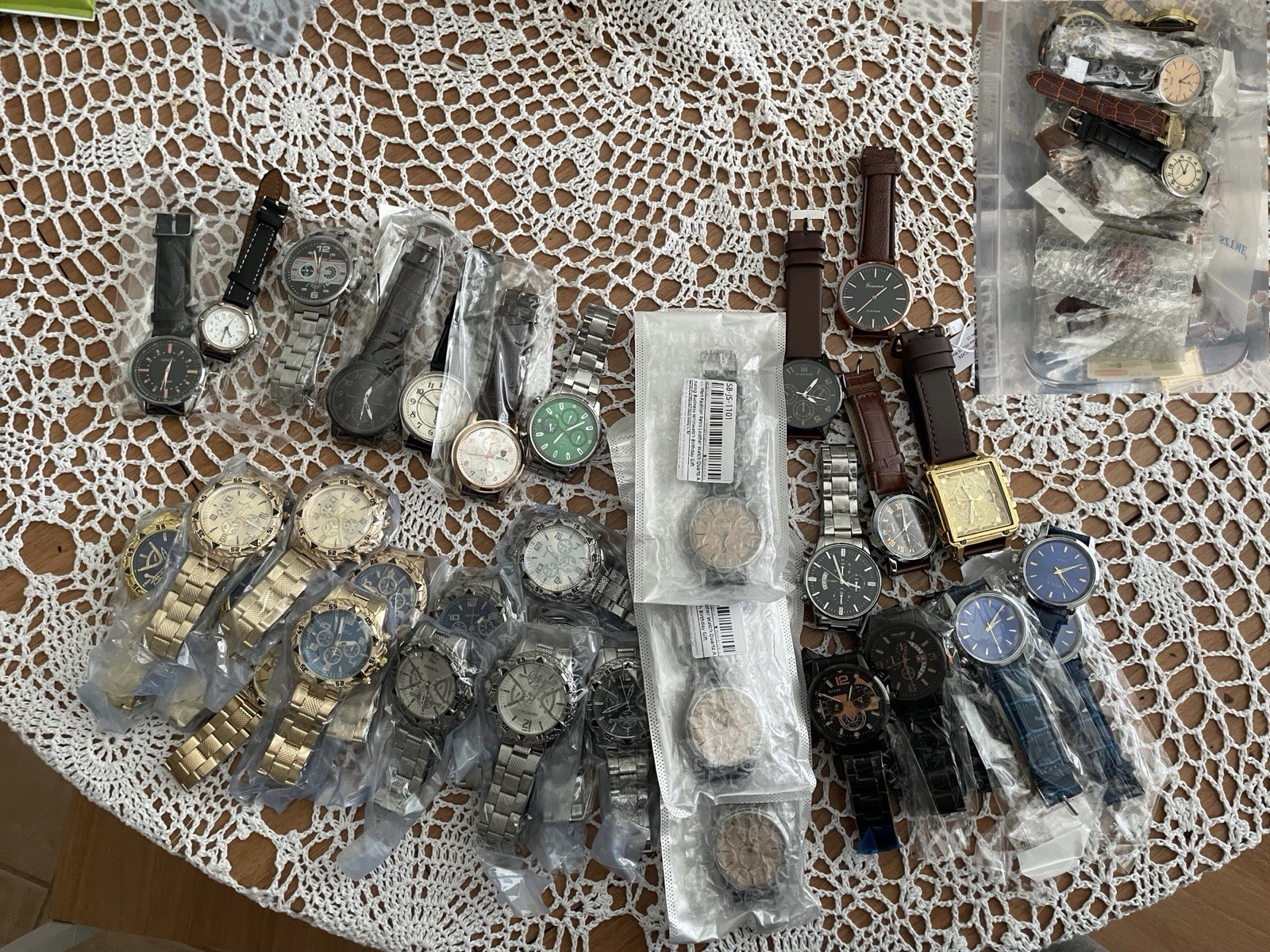 Mixed Lot Wristwatches Assorted Styles, Bands Bulk Unisex (READ DESCRIPTION)