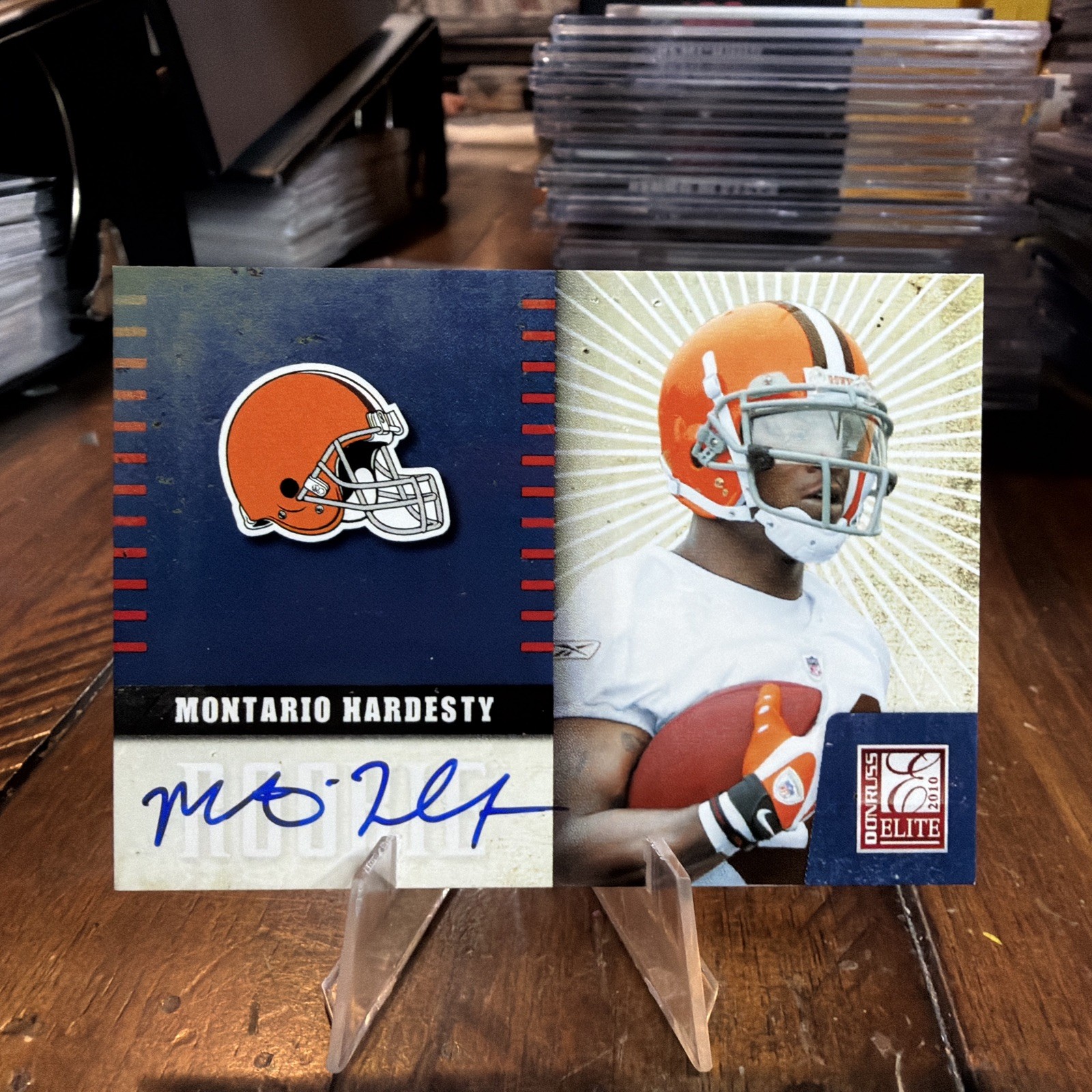 2010 Donruss Elite - Team Logo Montario Hardesty #27 Signatures (AU, RC) 2010 Donruss Elite - Team Logo Montario Hardesty #27 Signatures (AU, RC)