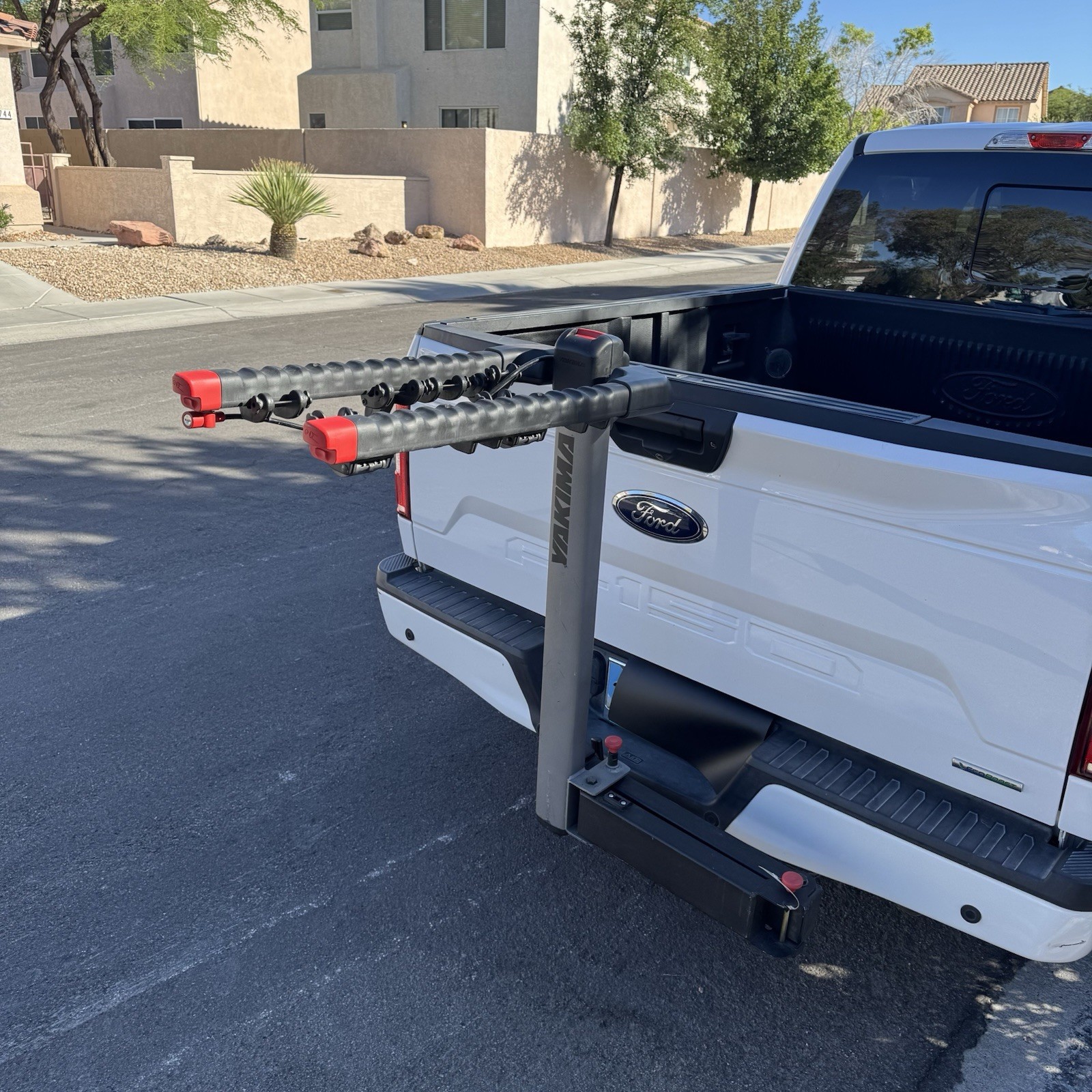 FULLSWING Yakima FullSwing 4 Bike Rack Swings Out to Drop Tailgate. Heavy Duty