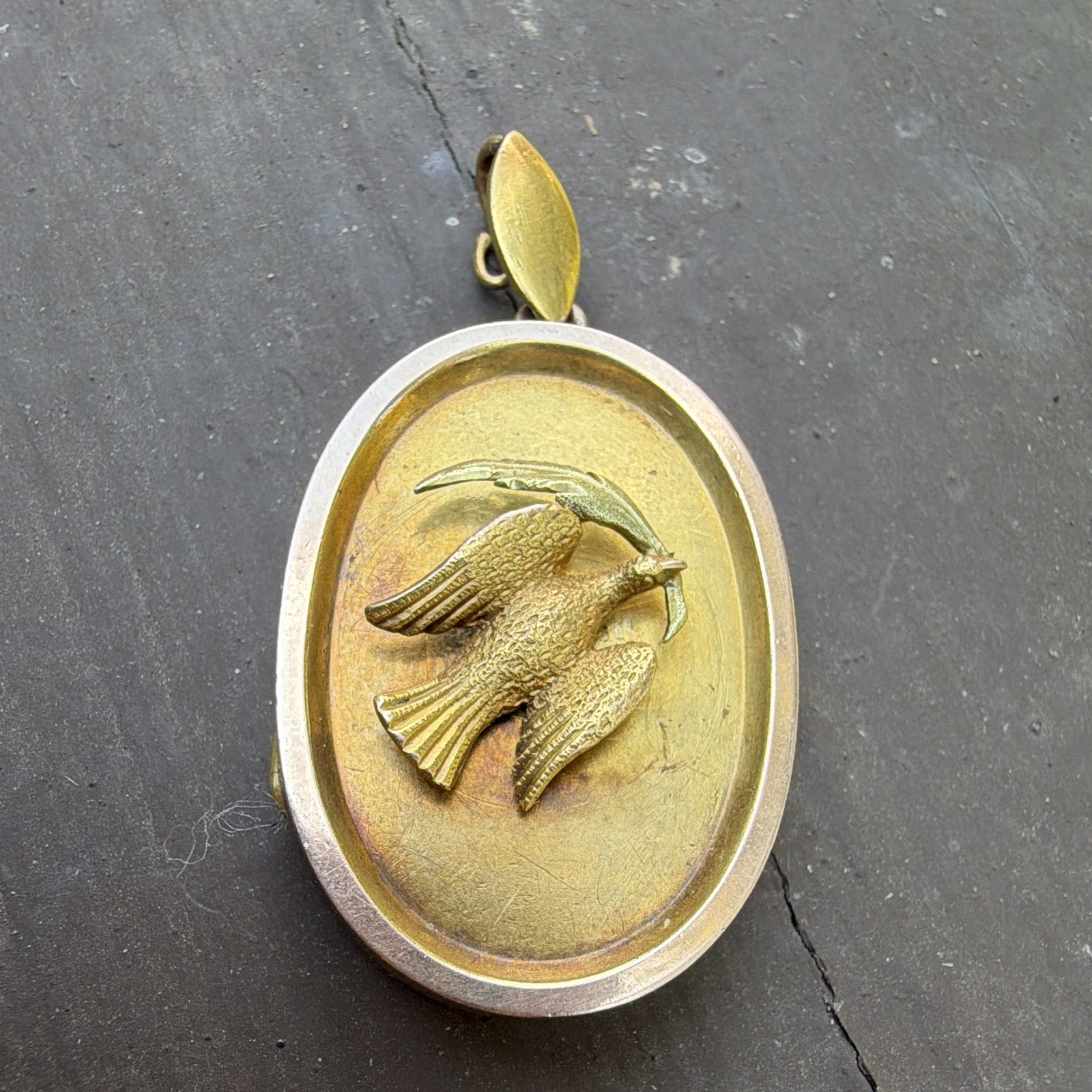 BEAUTIFUL late Victorian-Edwardian oval LOCKET with photo of lady wearing locket