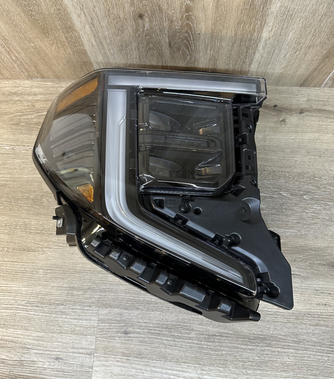 2022-23 GMC SIERRA  AT4  RH HEALIGHT ASSY OEM PART # 85049925