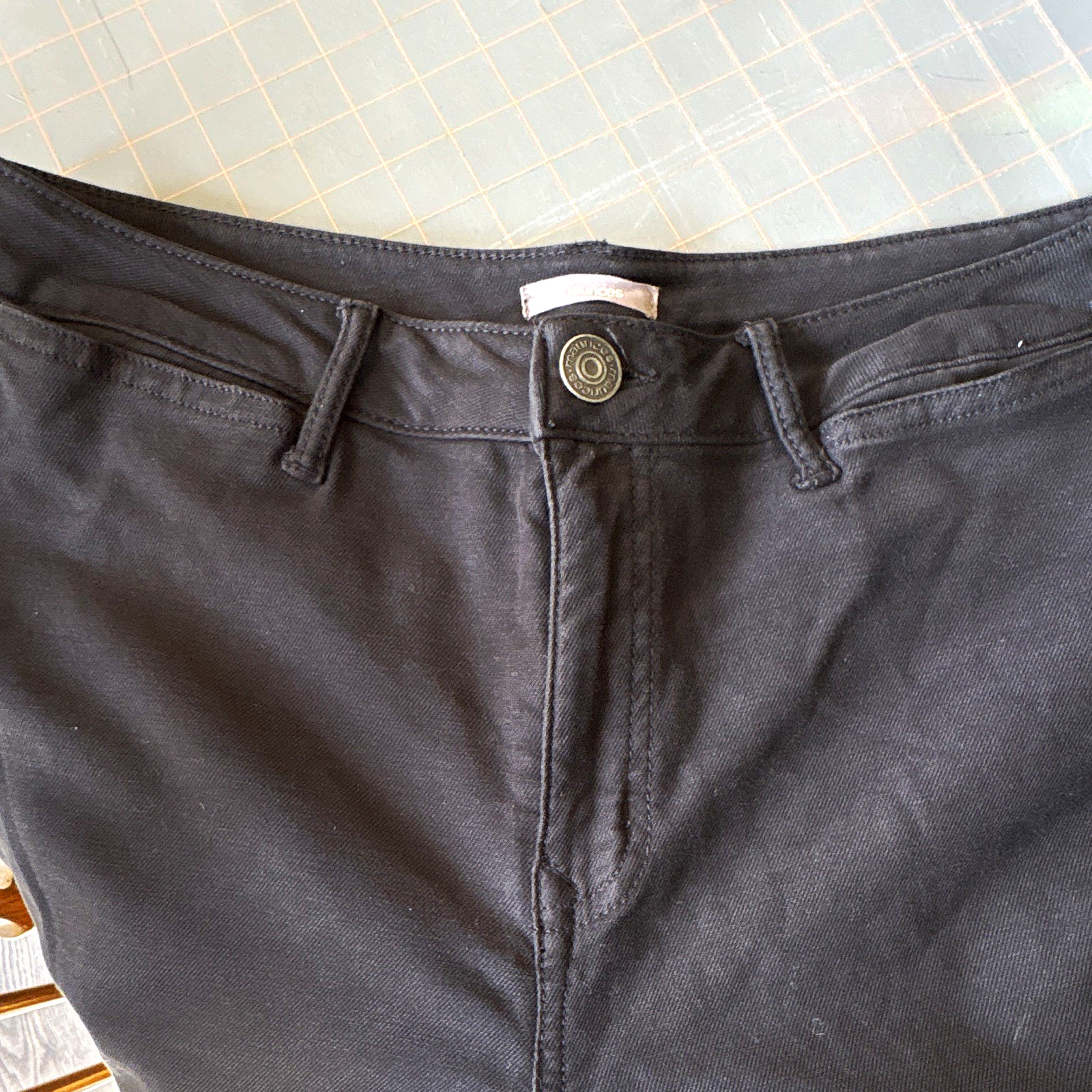 Maurices Women’s Black Solid Flat Front Pants w/ Pockets Button Closure Maurices Women’s Black Solid Flat Front Pants w/ Pockets Button Closure
