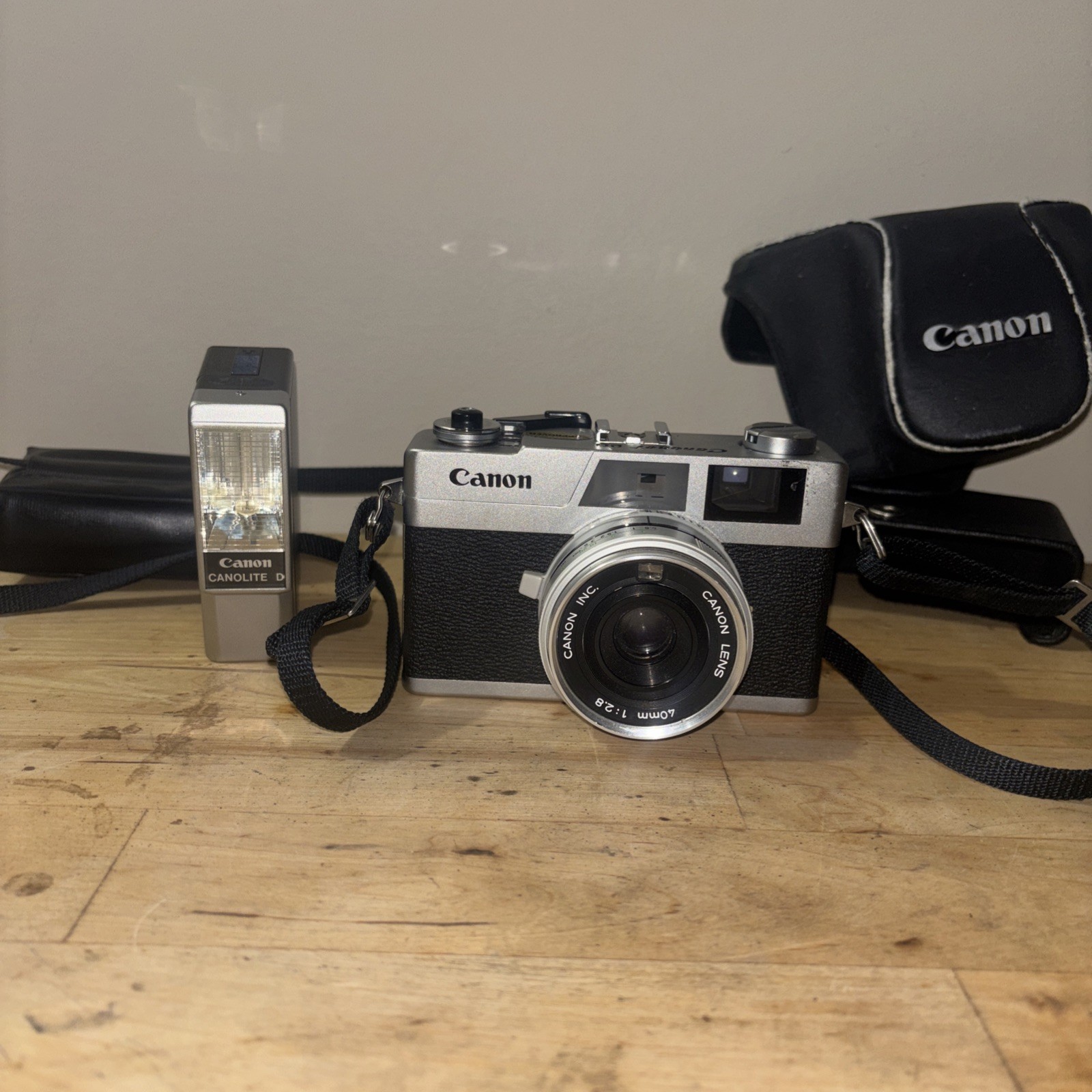 Canon Canonet 28 35mm Film Camera w/40mm 1:2.8 lens w/flash and custom case