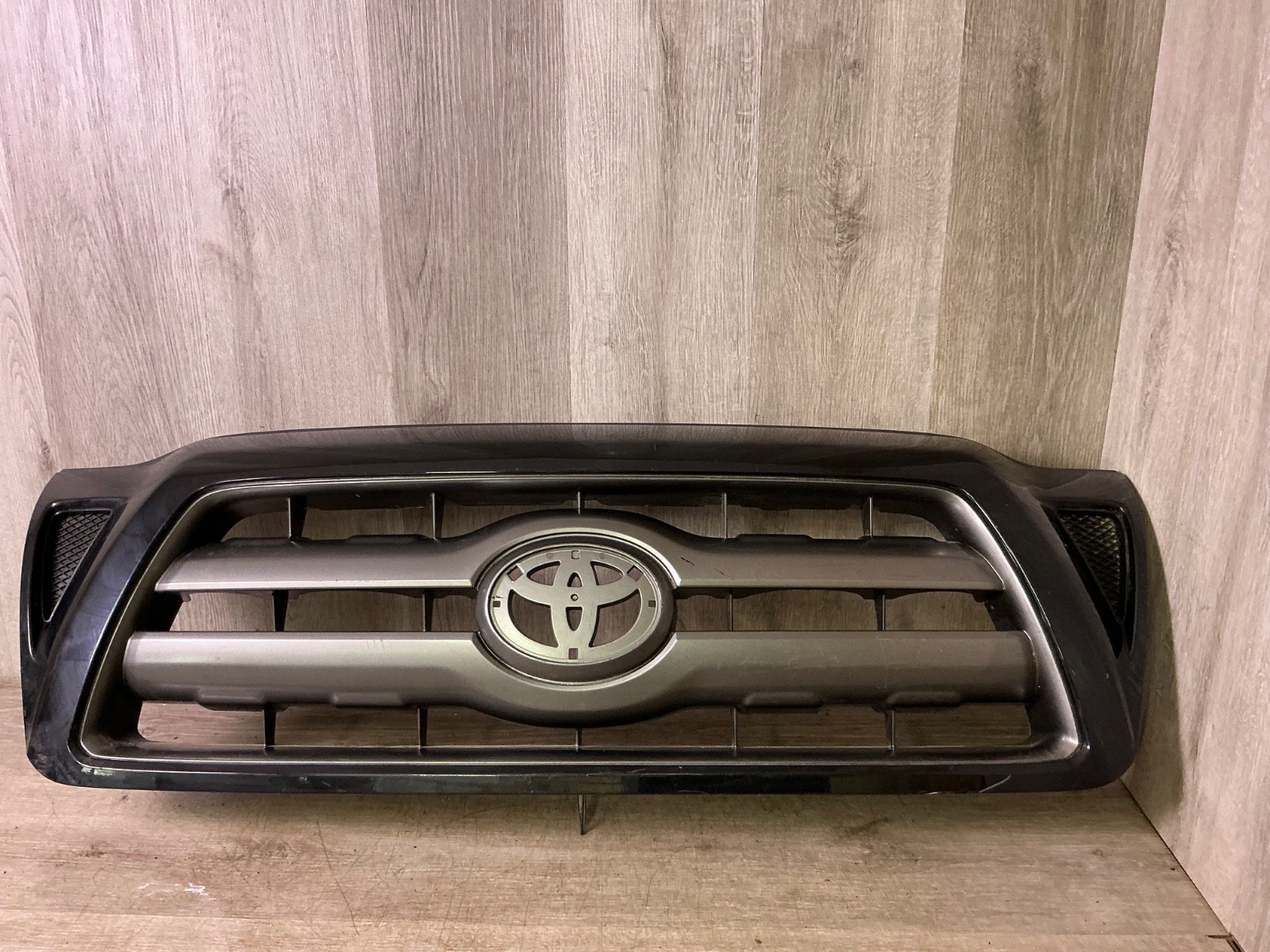2005-09 TOYOTA TACOMA FRONT GRILLE ASSY OEM PART# 53100-04350
