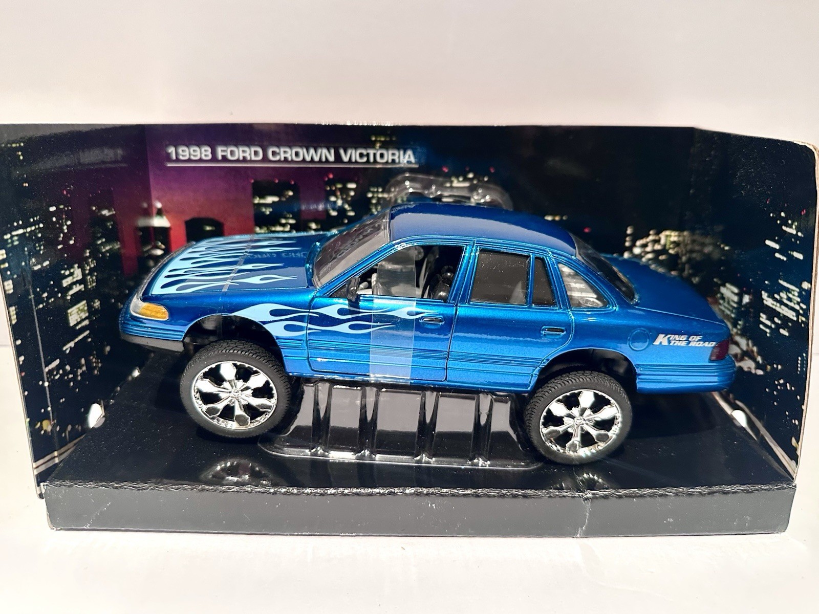 Motor Max  Hi Riserz 1998 Ford Crown Victoria Donk Diecast Car 1:24 Scale