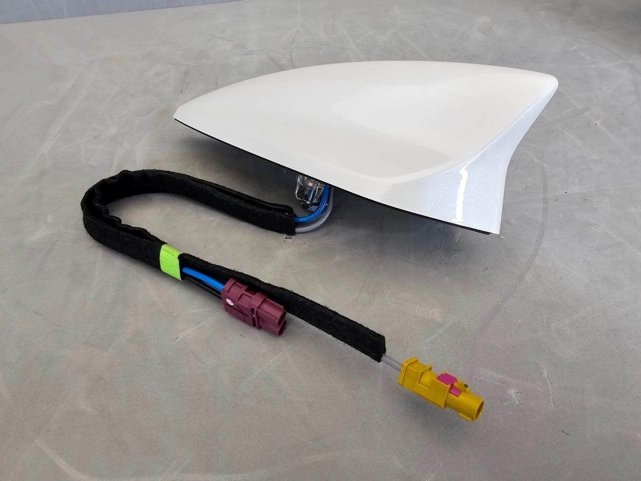 New 2018-2024 Chevy Traverse Roof Upper Shark Fin Antenna Pearl White 84257222