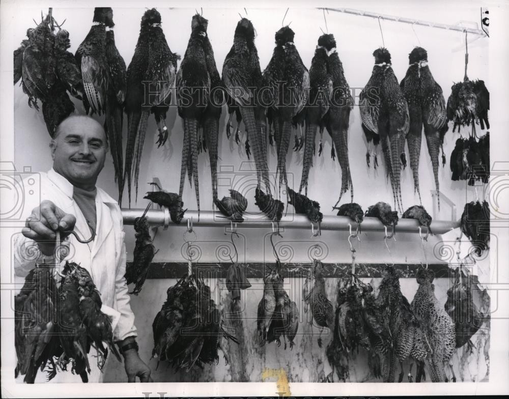 1957 Press Photo Roman Vendor Offers Pheasants at Price $1.50 Per Pound