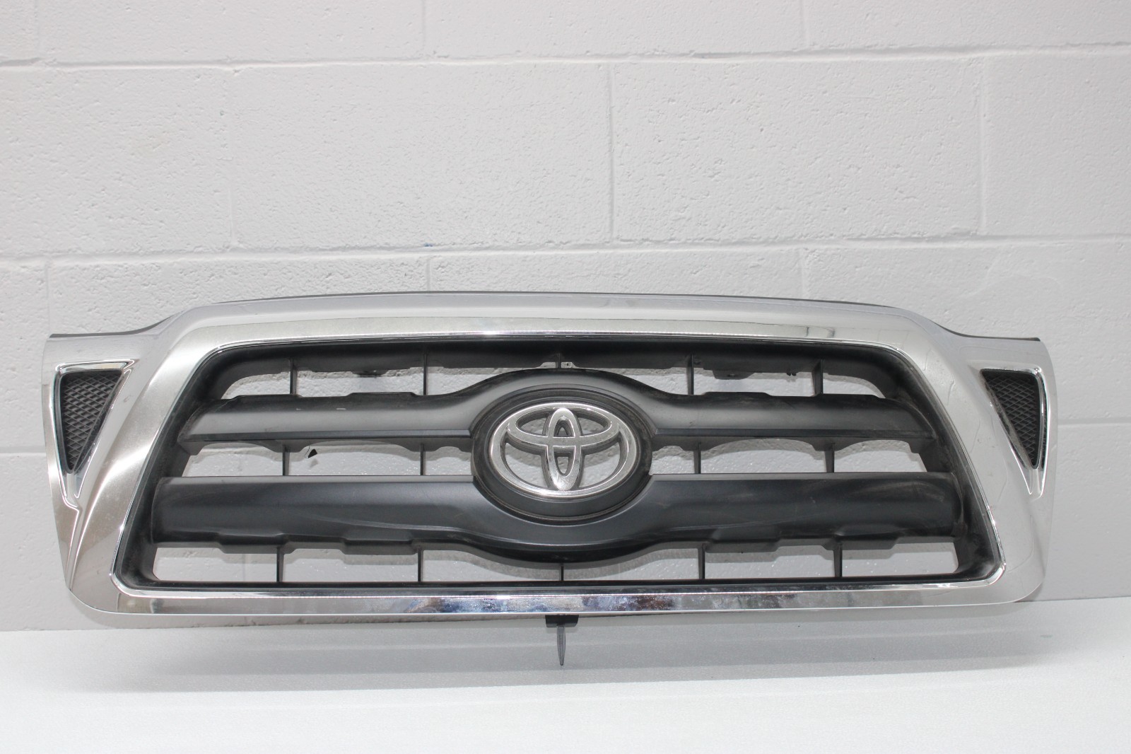 2005 2009 TOYOTA TACOMA FRONT UPPER GRILLE OEM