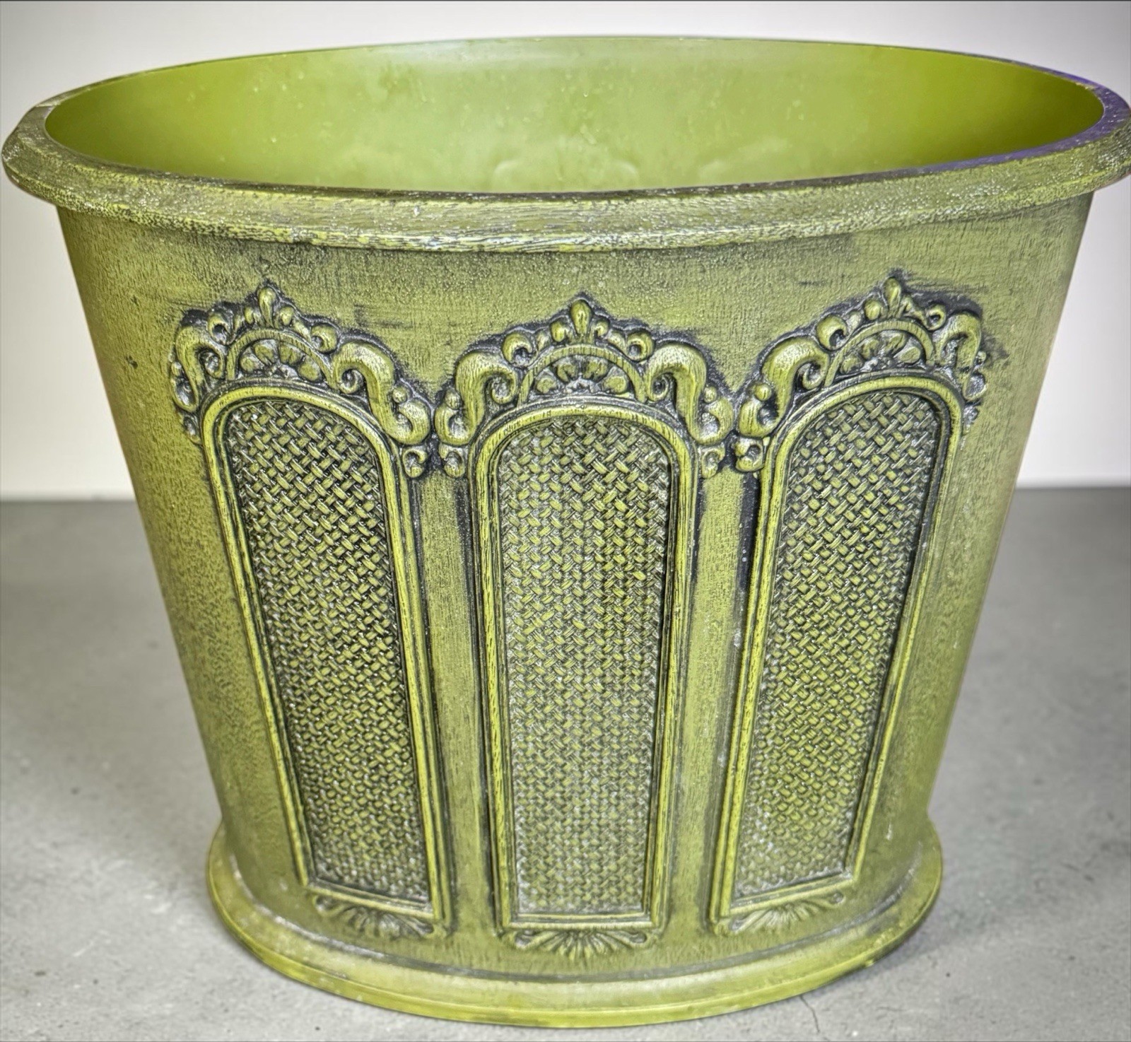 Vintage 1970\'s Avocado Green RETRO Molded Design Hard Plastic Waste Basket