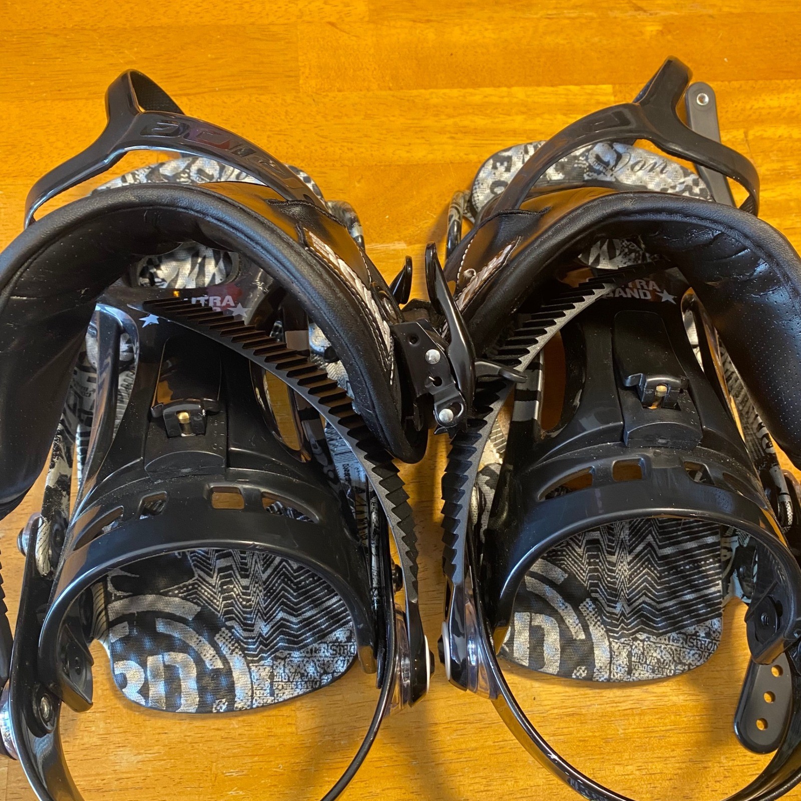 Ride Contraband Snowboard Bindings Mens Black White Fair V-Strap R08513196 Ride Contraband Snowboard Bindings Mens Black White Fair V-Strap R08513196