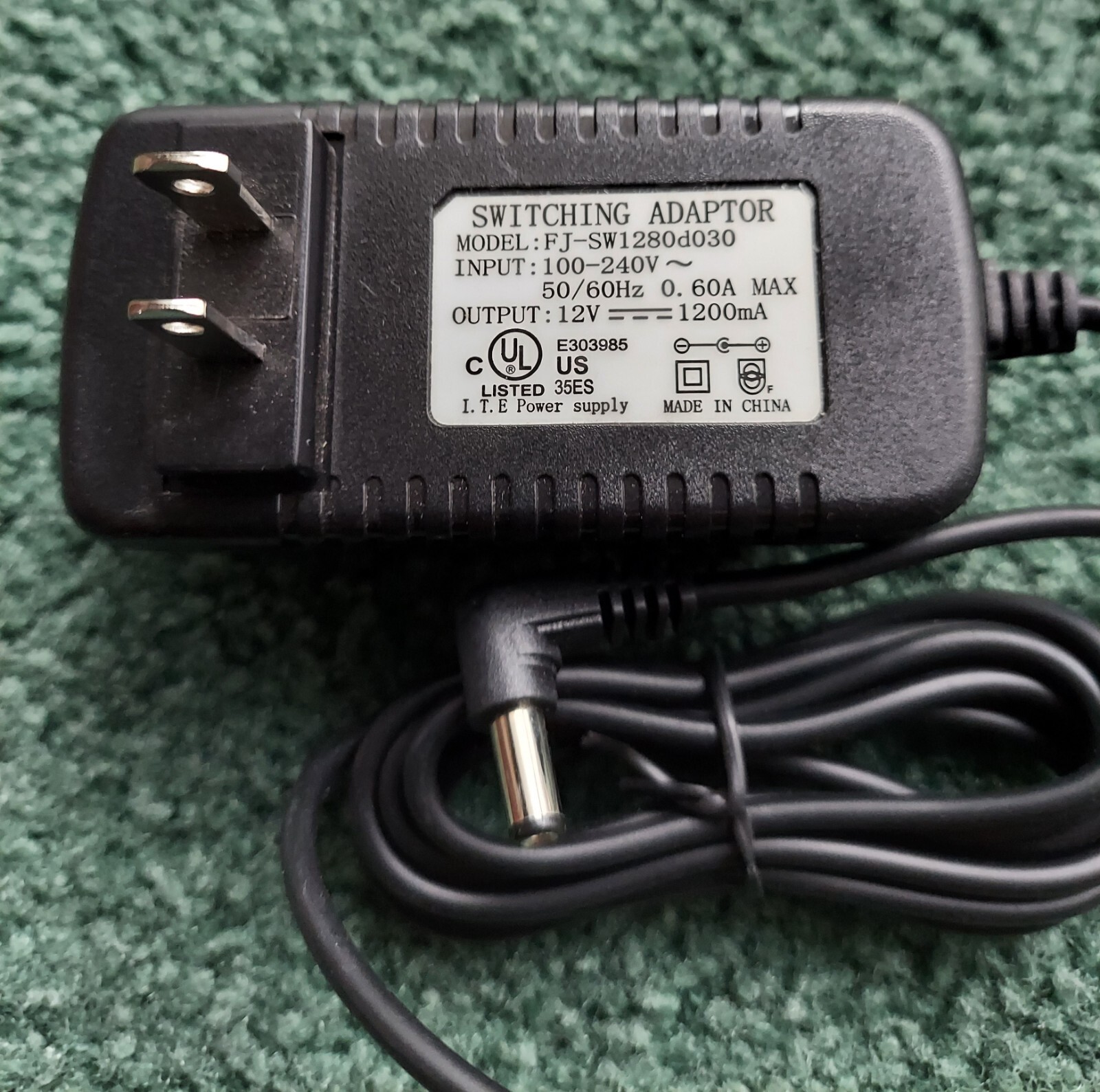 NEW  FJ-SW1201200U  Switching Adapter 110-240V AC  Output 12V 1.2A Power Supply 