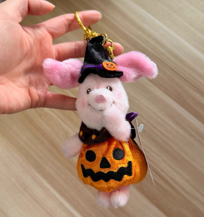 Authentic Disney 2024 halloween winnie the pooh piglet plush keychain disneyland Authentic Disney 2024 halloween winnie the pooh piglet plush keychain disneyland