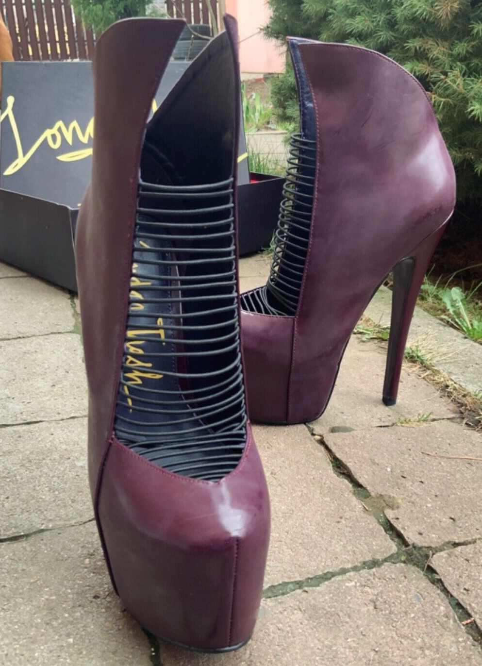 ZIGI LONDON TRASH CRIME PATENT LEATHER BANDED WING STRAPPY WEDGE BOOTIE 6.5 US