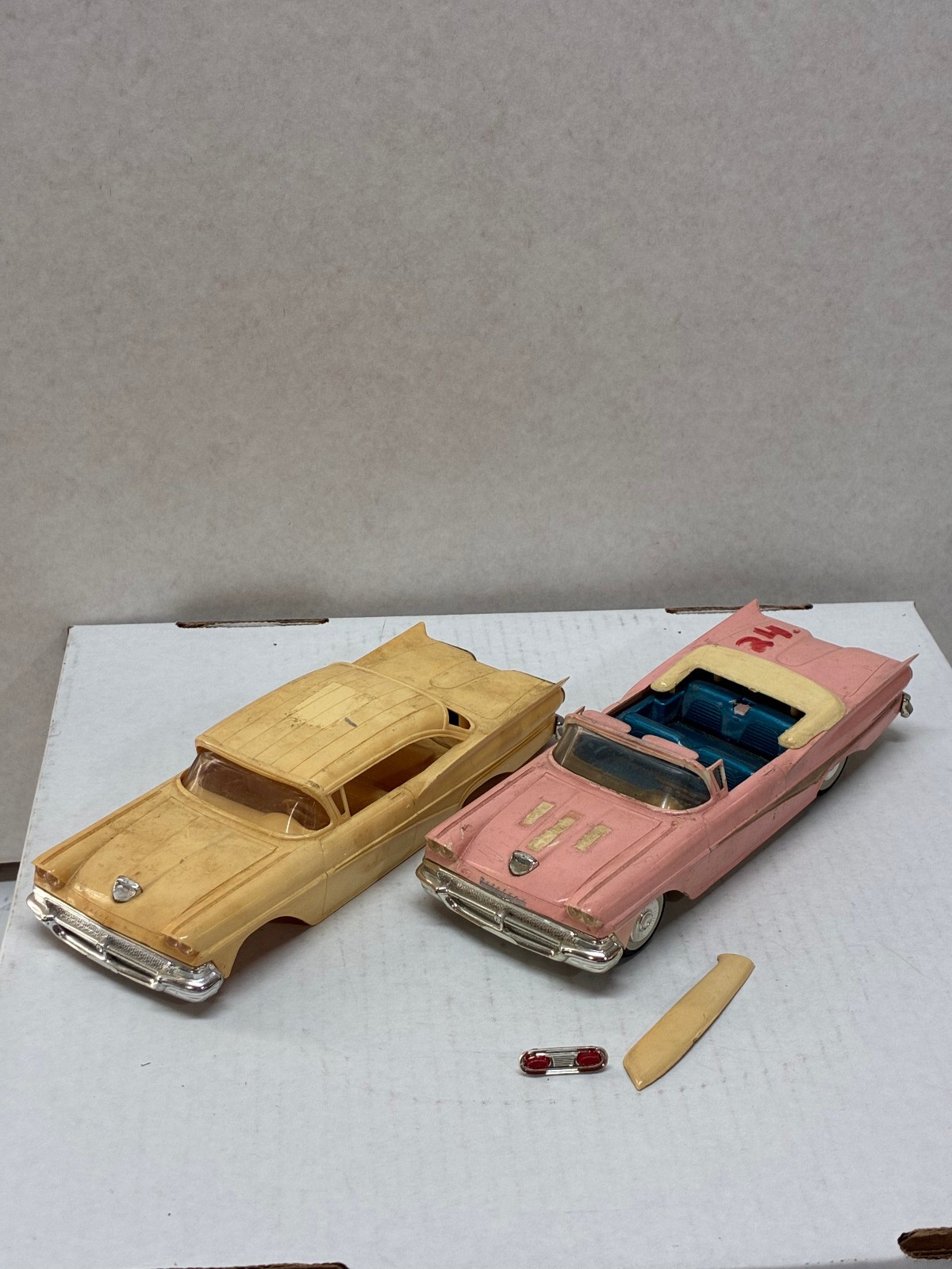 VINTAGE ORIGINAL ISSUE AMT 1/25 1958 FORD CONV. & HARDTOP BUILT UP PARTS LOT