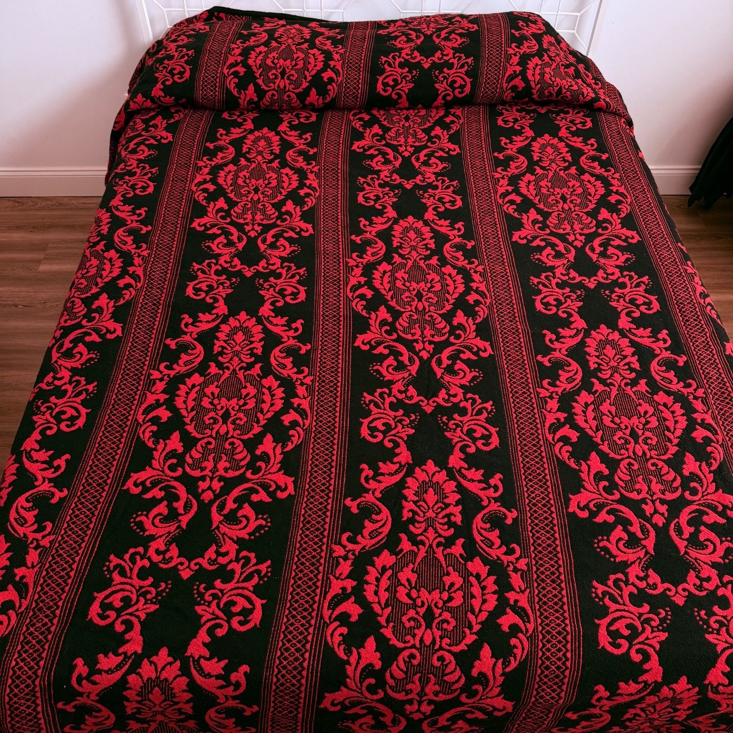 Vintage Red Black Damask Woven Bedspread Knotted Fringe Gothic Victorian 100x82 Vintage Red Black Damask Woven Bedspread Knotted Fringe Gothic Victorian 100x82