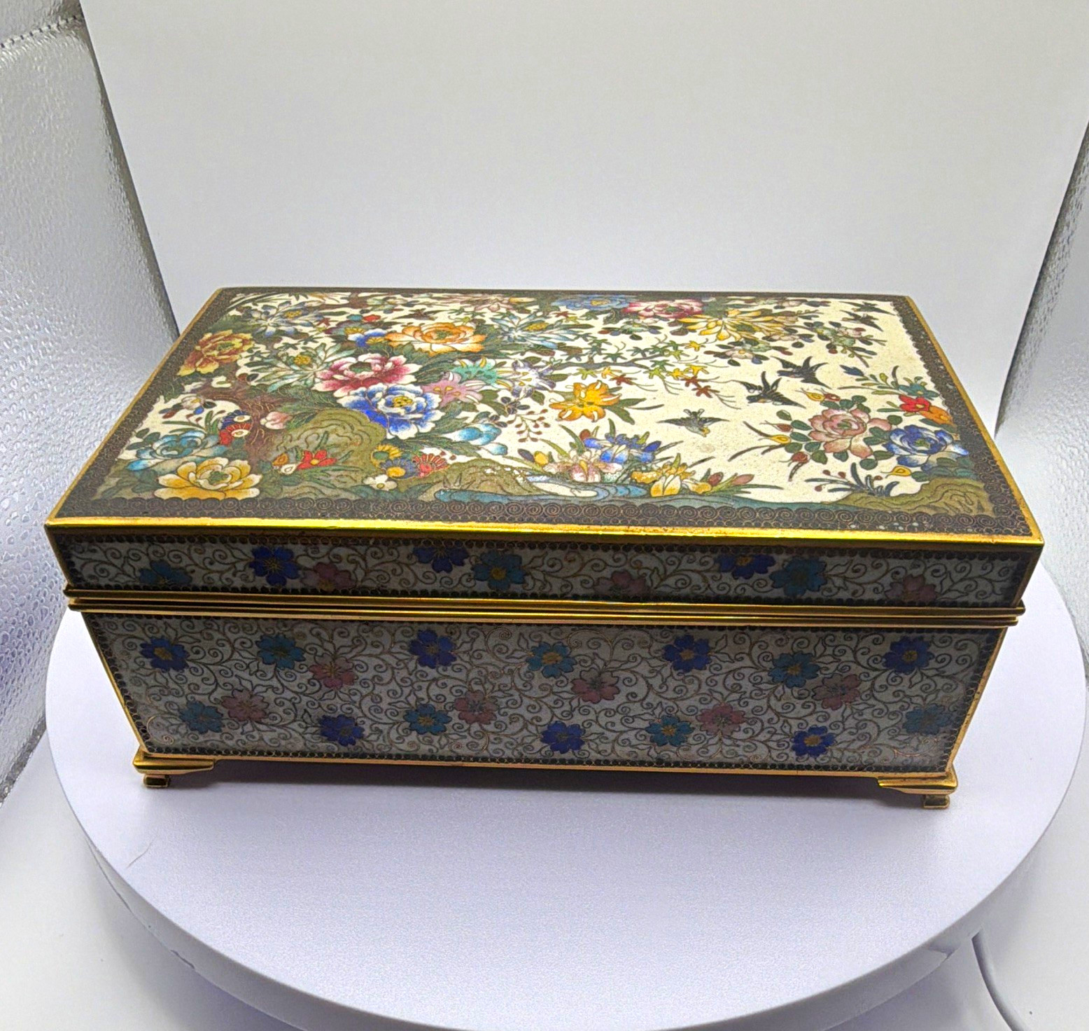 Antique Japanese Cloisonné Trinket box (Meiji ca. 1868-1912) Mt Fuji interior Antique Japanese Cloisonné Trinket box (Meiji ca. 1868-1912) Mt Fuji interior