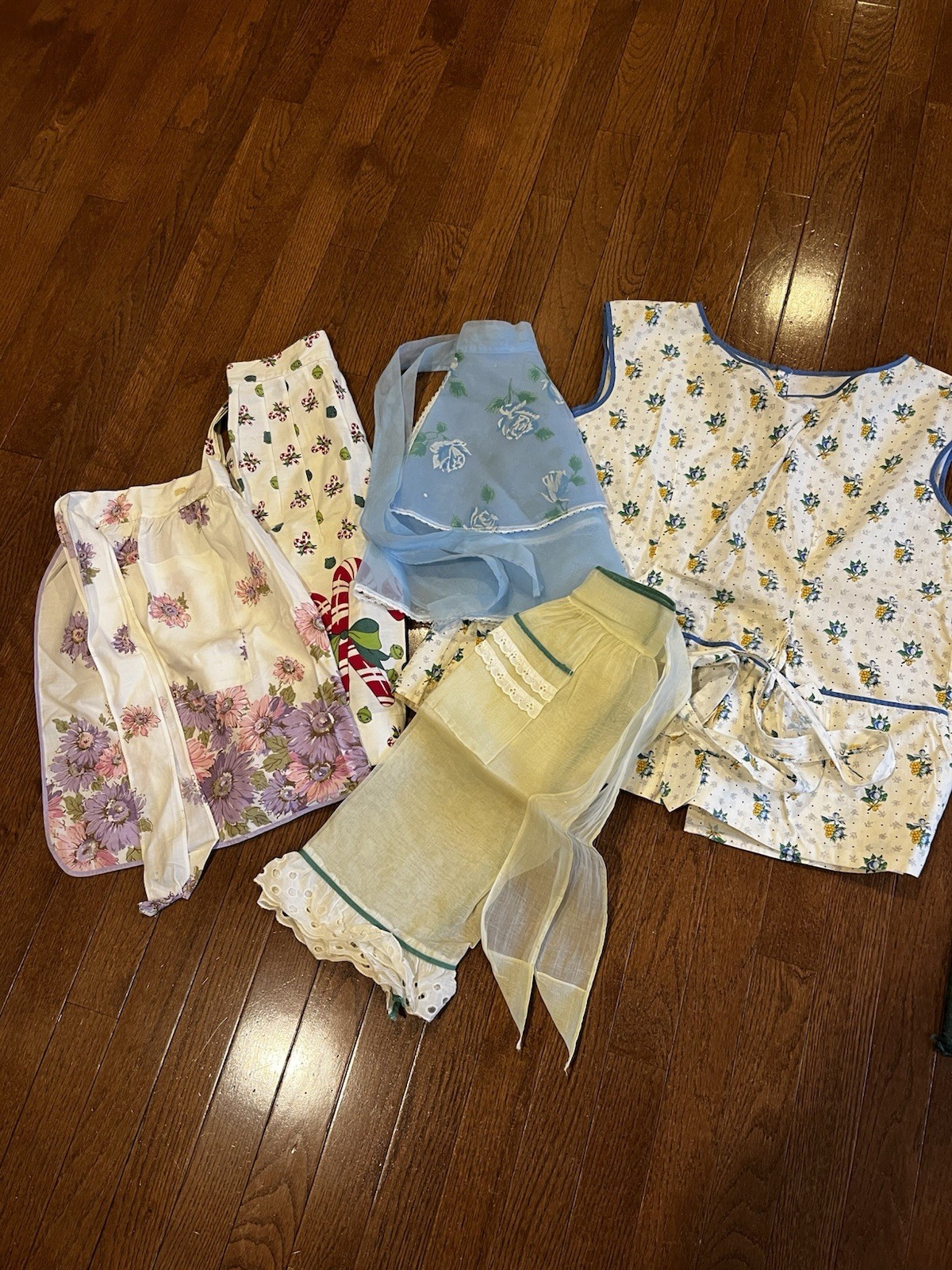 Lot of 6 Vintage Aprons From 1950's and 1960's Lot of 6 Vintage Aprons From 1950's and 1960's