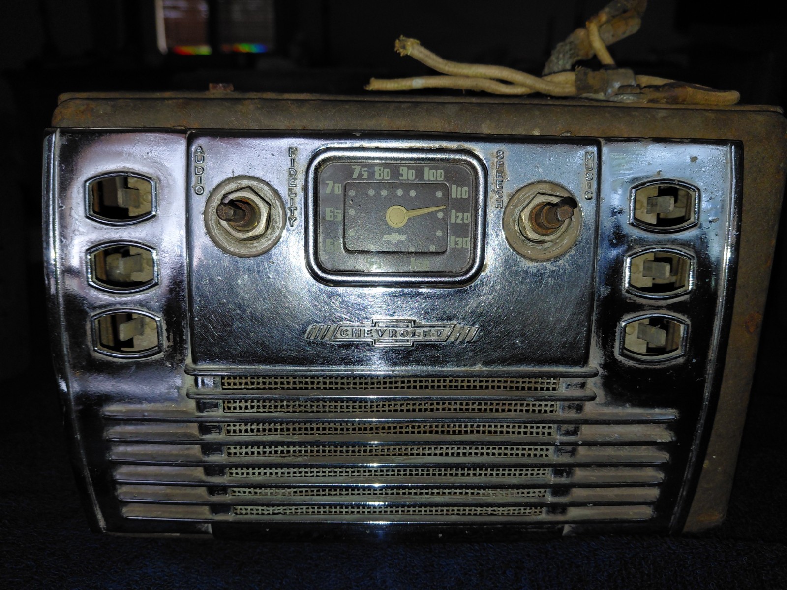 1939 Chevrolet 7-Tube Dual Speaker Super De Luxe Radio with external speaker 1939 Chevrolet 7-Tube Dual Speaker Super De Luxe Radio with external speaker