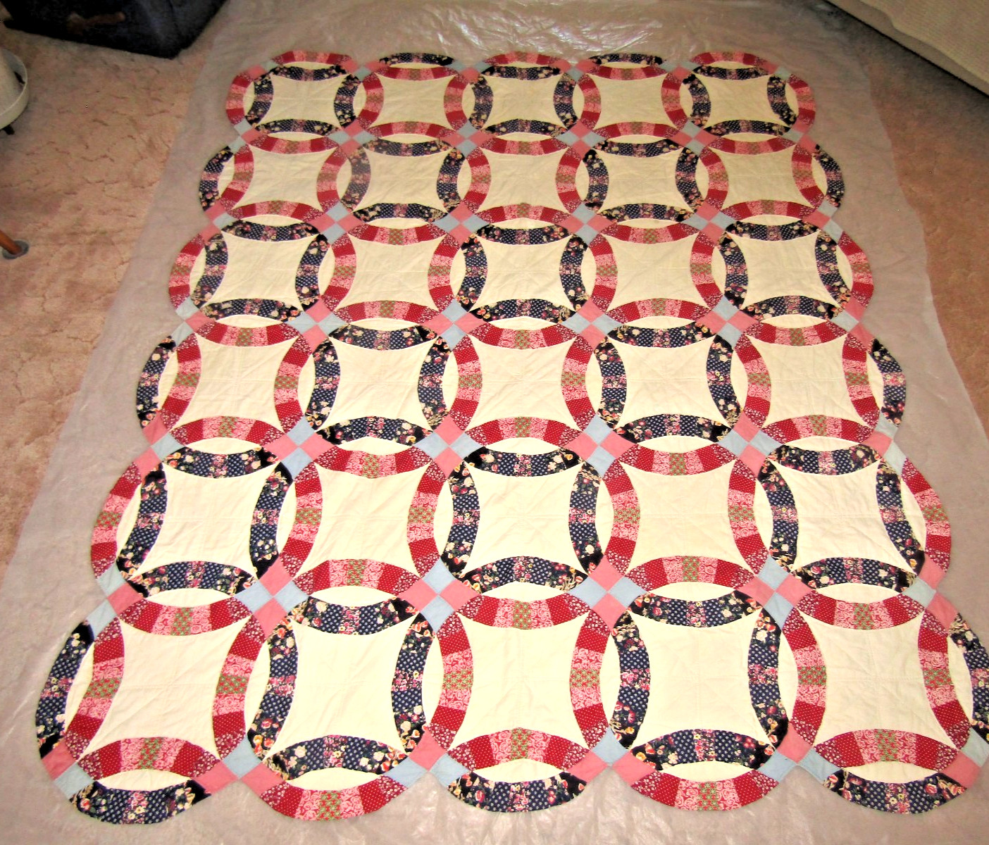 Beautiful Homemade Scalloped Vtg Quilt Double Wedding Ring Pattern 80x96 Beautiful Homemade Scalloped Vtg Quilt Double Wedding Ring Pattern 80x96