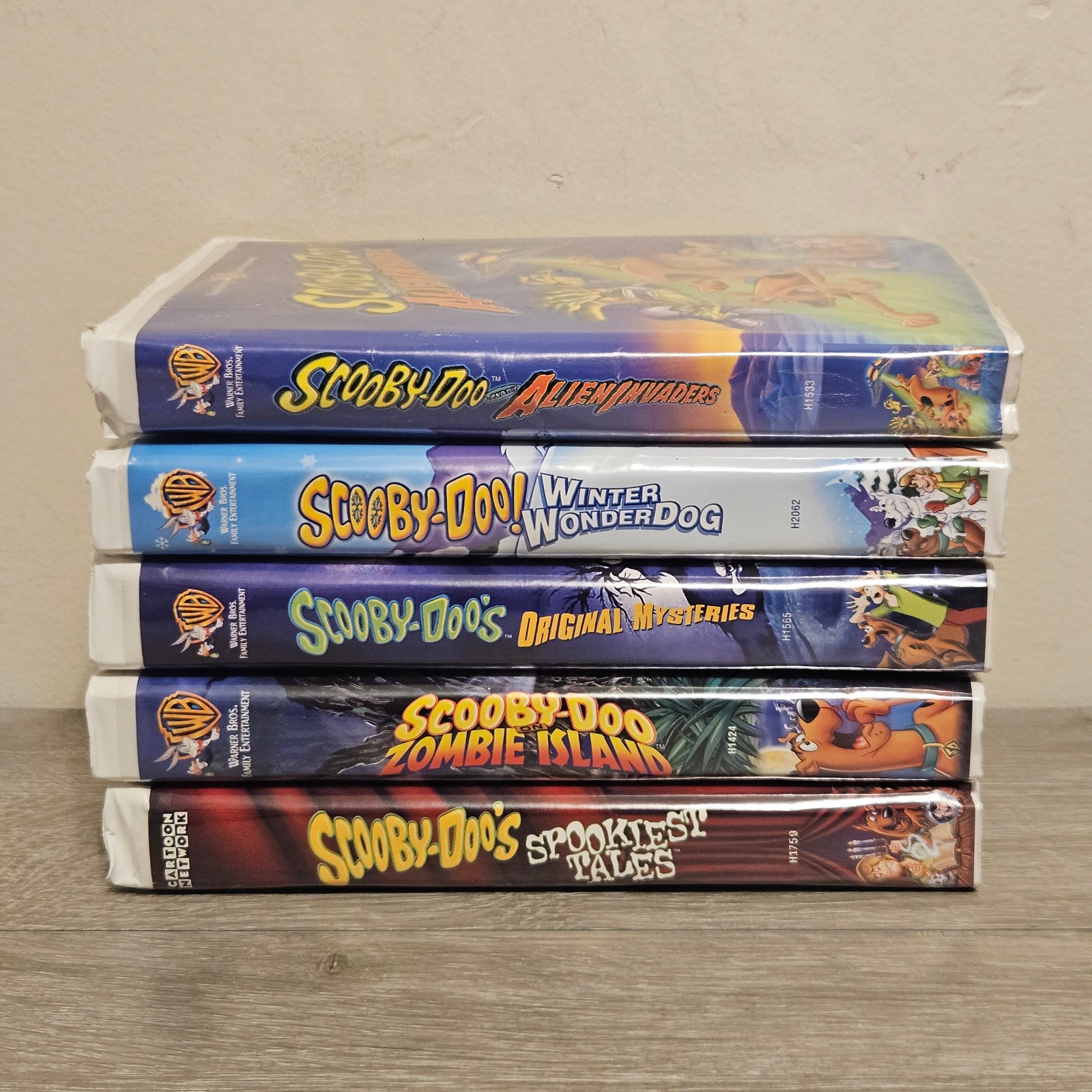 Scooby Doo Lot of (5) Vintage Clamshell VHS tapes Alien Invaders, Zombie Island