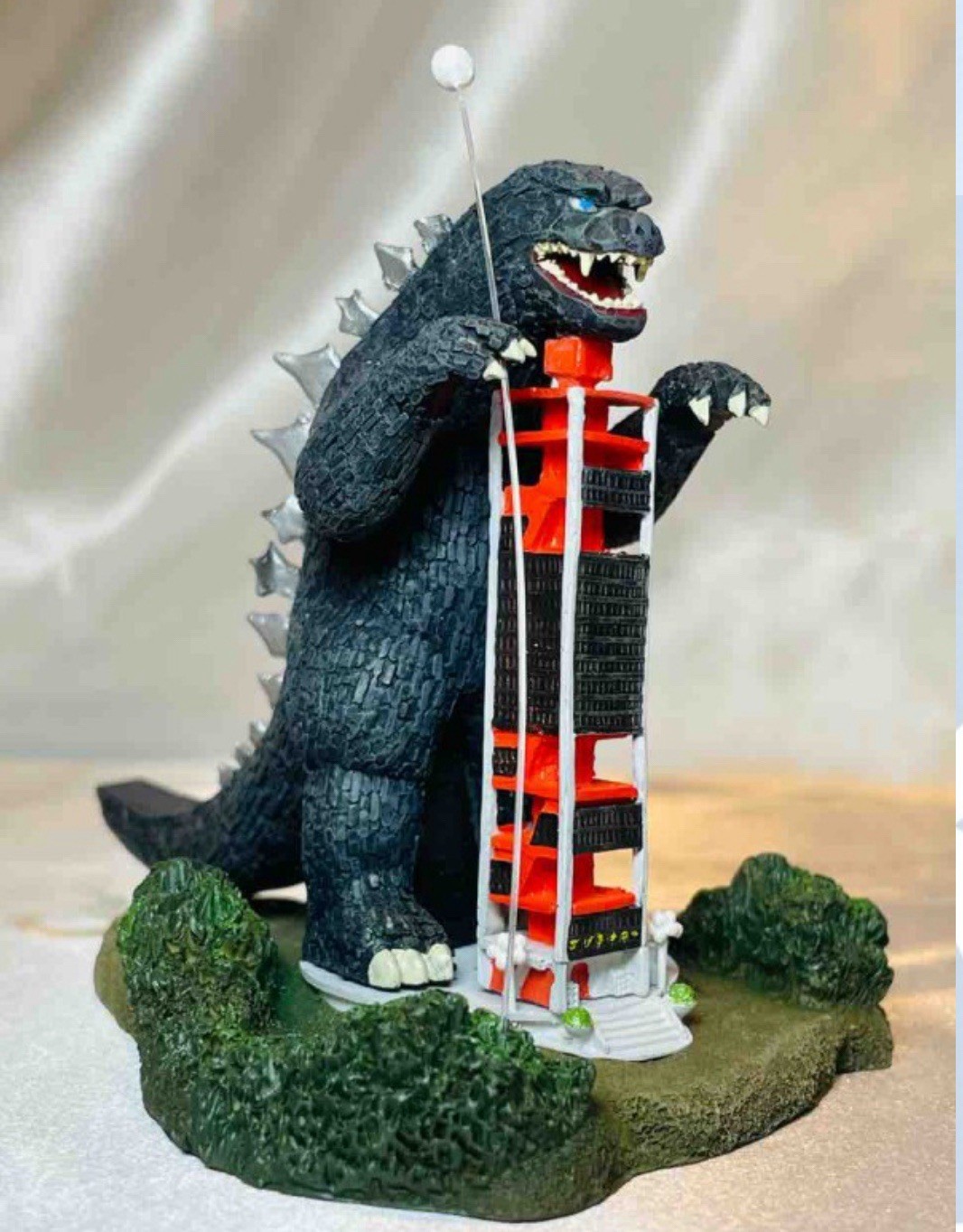 Godzilla Tower -RARE- Cast Iwakura - Resin - (SEALED) Gigan Ghidorah Anguirus Godzilla Tower -RARE- Cast Iwakura - Resin - (SEALED) Gigan Ghidorah Anguirus
