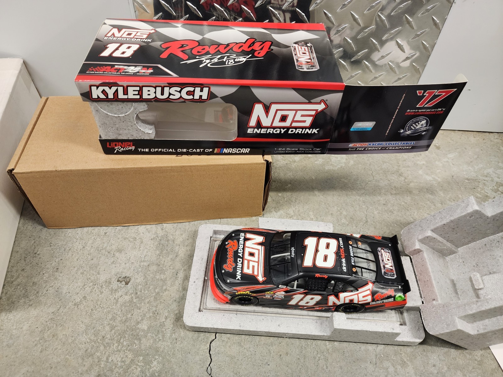 Kyle Busch 2017 #18 NOS Energy Toyota Camry 1:24 Action Lionel Diecast Car *RARE