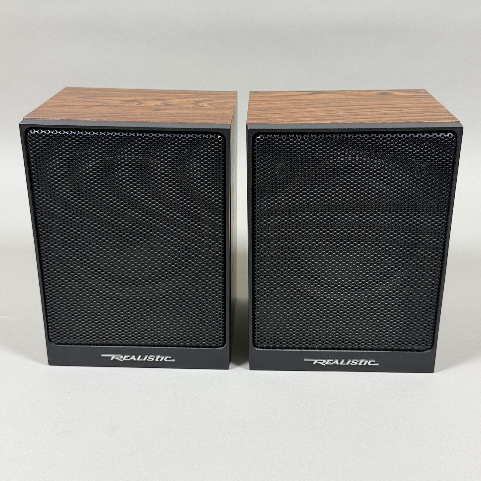 VTG Realistic Minimus 2.5 Bookshelf Speakers 40-1999 Walnut Pair 8 Ohms Tested VTG Realistic Minimus 2.5 Bookshelf Speakers 40-1999 Walnut Pair 8 Ohms Tested