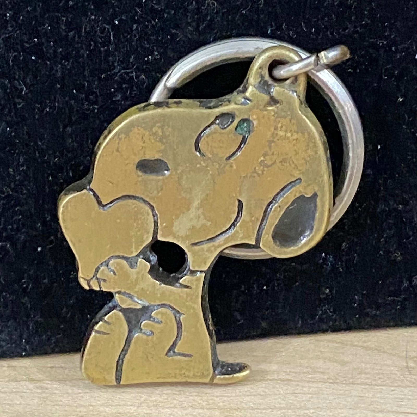 Peanuts Vtg 1958 Snoopy Holding Heart Solid Brass Keychain Aviva Rare