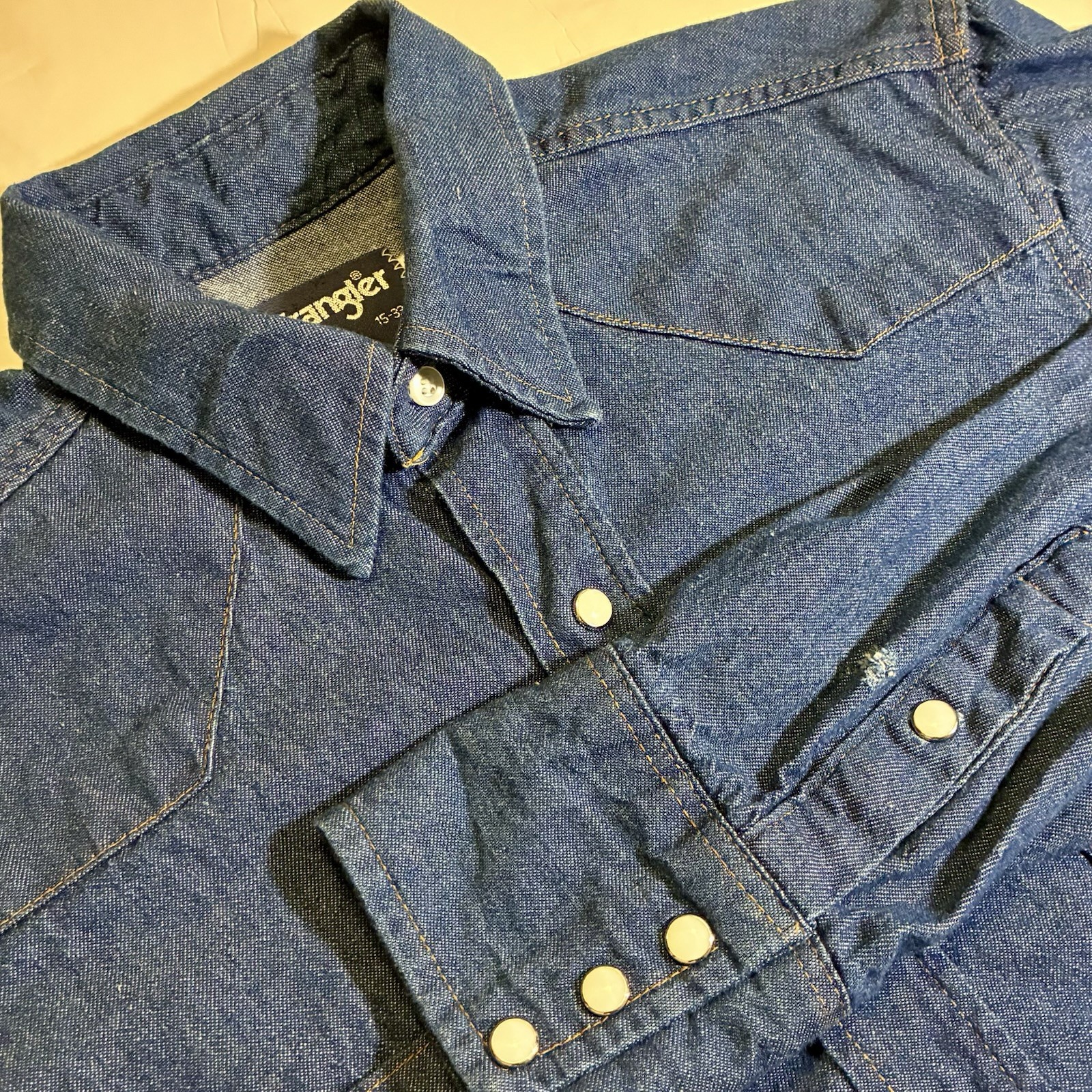 VTG Wrangler 90’s USA MADE Denim Pearl Snap Shirt Mens•15-33 Western Long Tail