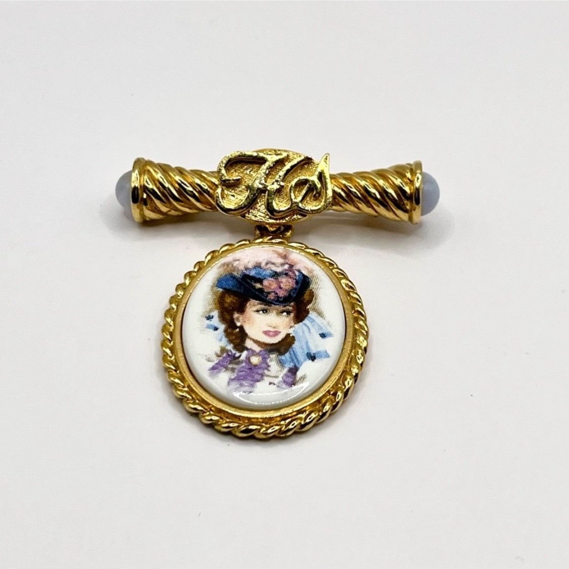 Signed Vintage Avon 1996-1997 President\'s Club Porcelain Portrait Cameo Brooch Signed Vintage Avon 1996-1997 President\'s Club Porcelain Portrait Cameo Brooch