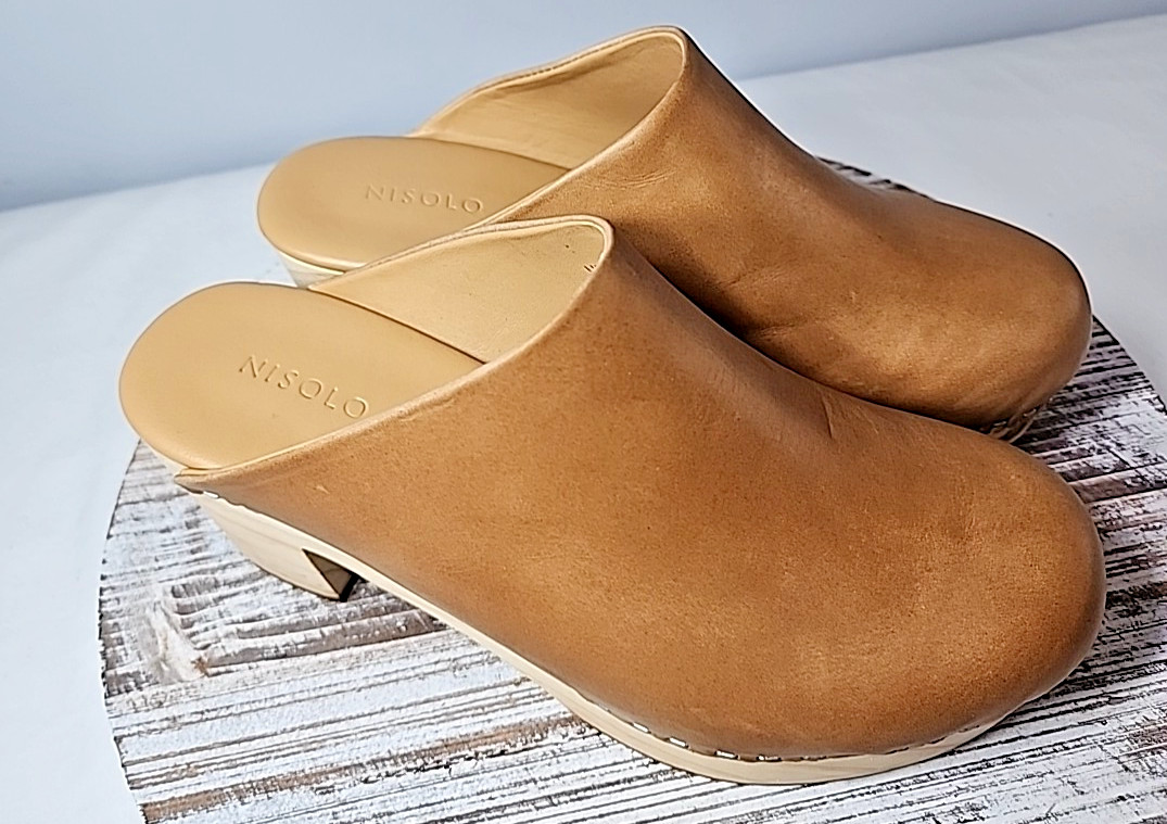 NISOLO All-Day Heeled leather Clogs. Color: Almond. Size 6 Women\'s