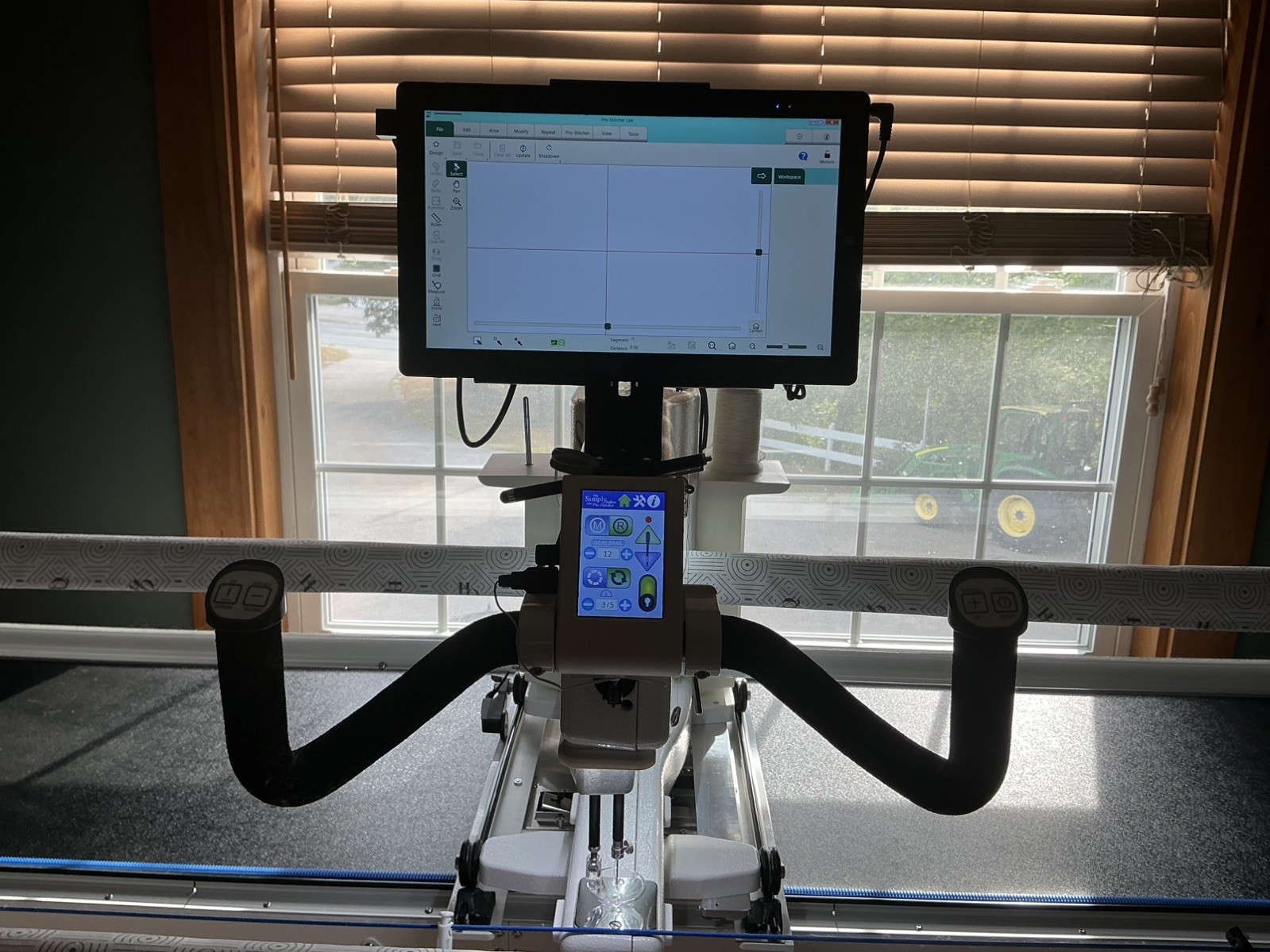 Handiquilter Simply Sixteen Longarm, 8ft table, w/ brand new upgraded tablet Handiquilter Simply Sixteen Longarm, 8ft table, w/ brand new upgraded tablet