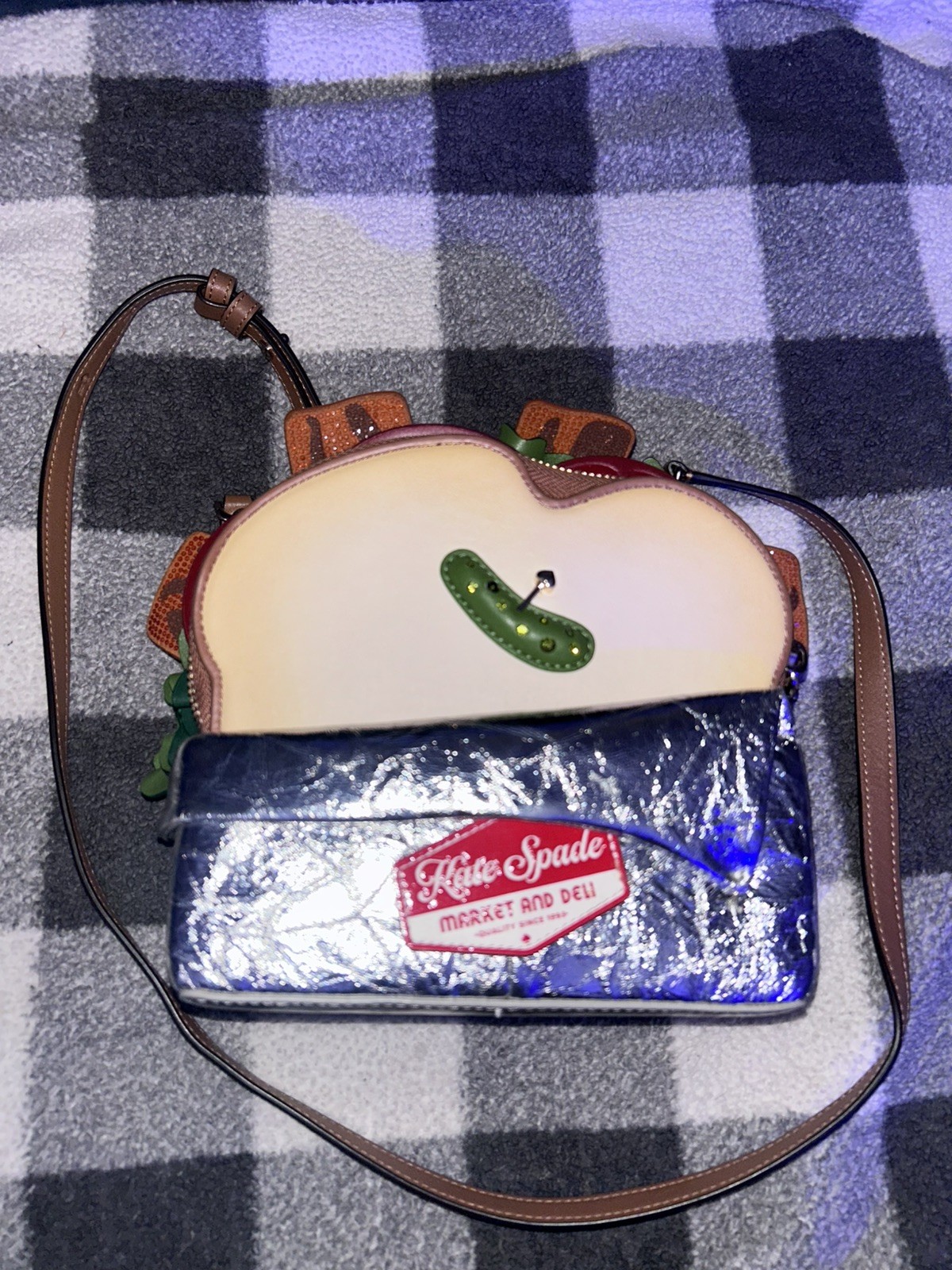 KATE SPADE GLAMWICH EMBELLISHED SANDWICH XBODY USED TWICE KATE SPADE GLAMWICH EMBELLISHED SANDWICH XBODY USED TWICE