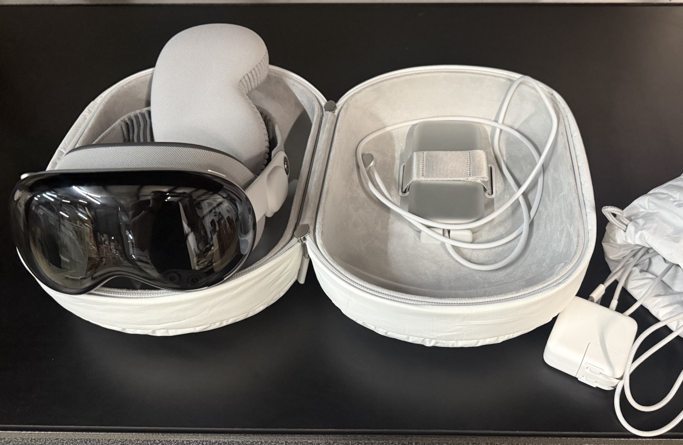 Apple Vision Pro 256GB Standalone VR Headset 90Hz 100° FOV w/ Case