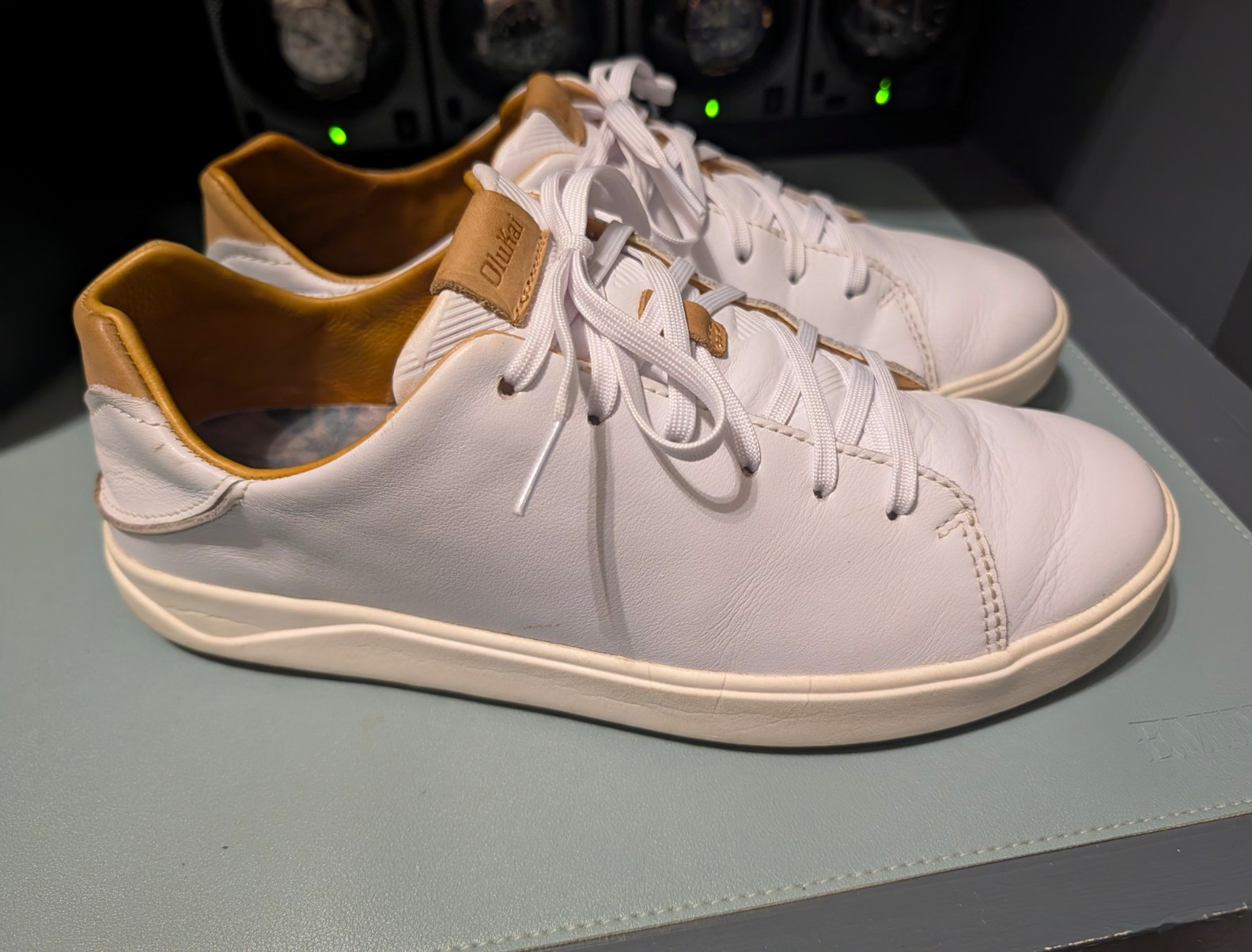 OluKai Lae\'ahi Ahi Men\'s Leather Lace-Up Sneaker White/Tan Rubber Sole Size 10.5