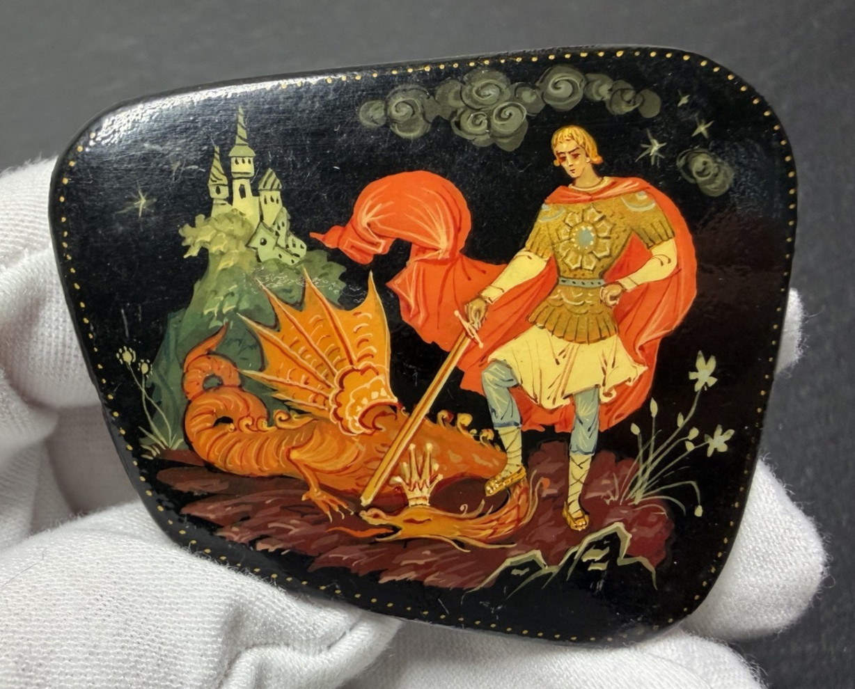 SIGNED VINTAGE HAND PAINTED SOVIET RUSSIAN KHOLUY LACQUER BROOCH P329