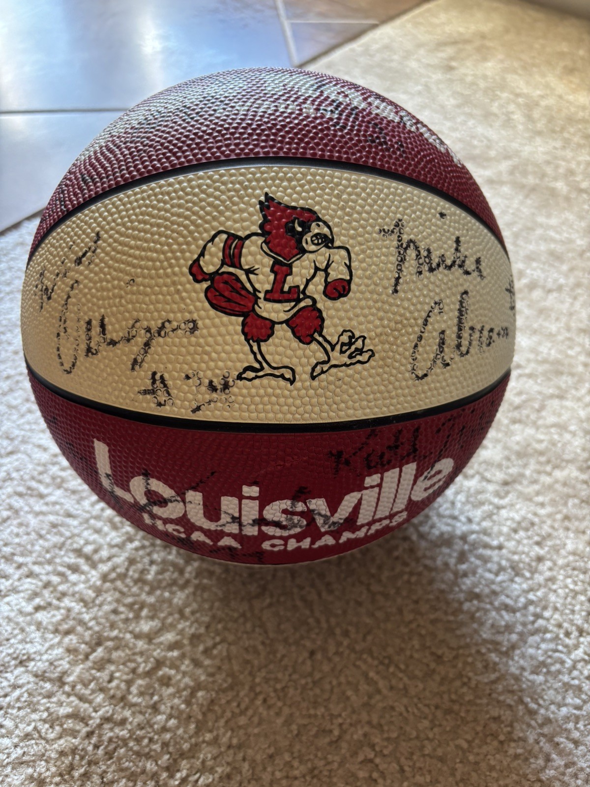 Original vintage 1986-1987 Louisville Cardinals Team Signed Basketball - Pervis Original vintage 1986-1987 Louisville Cardinals Team Signed Basketball - Pervis