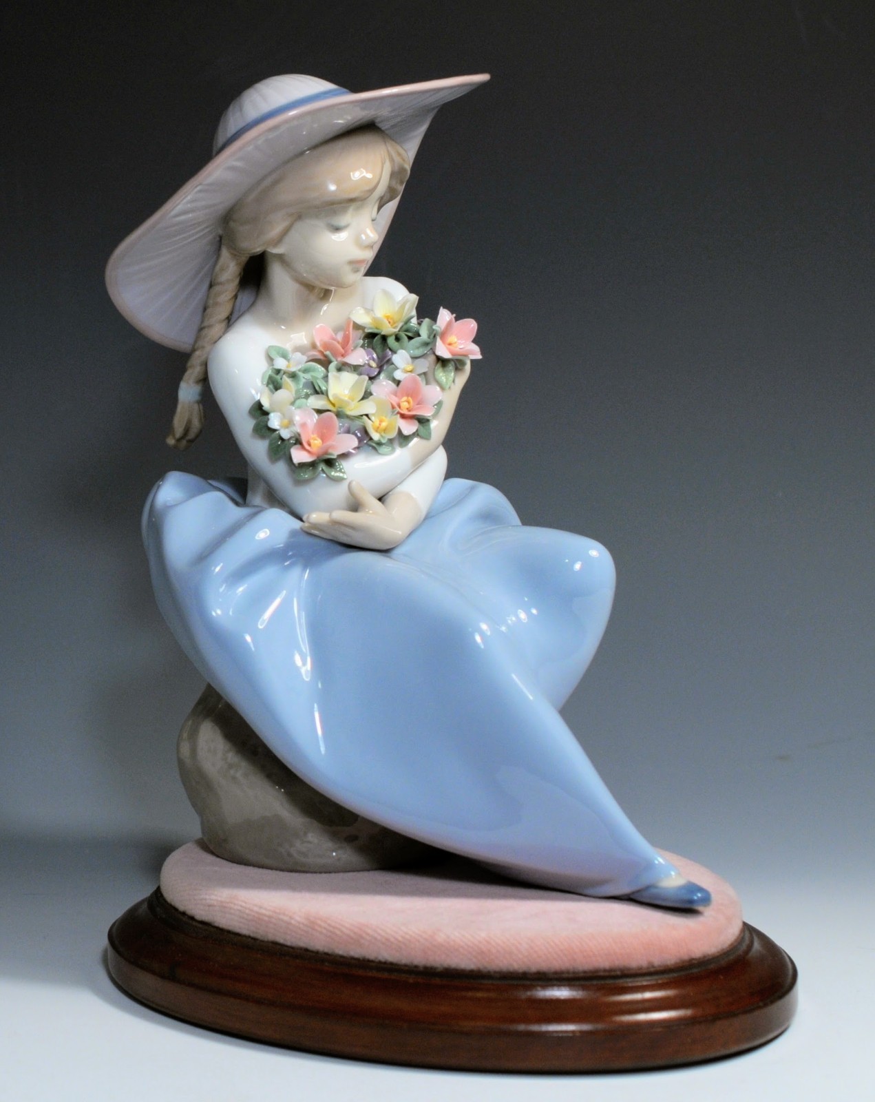 LLADRO Fragrant Bouquet #5862  w /Cherry Base - Girl Holding Flowers_Mint No Box