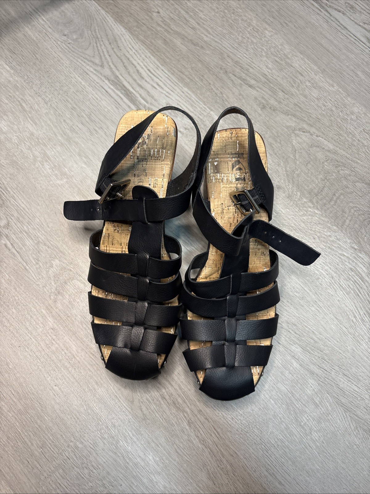 Korks Women\'s Black Leather Gladiator Strappy Ankle Buckle Wooden Block Heel Korks Women\'s Black Leather Gladiator Strappy Ankle Buckle Wooden Block Heel