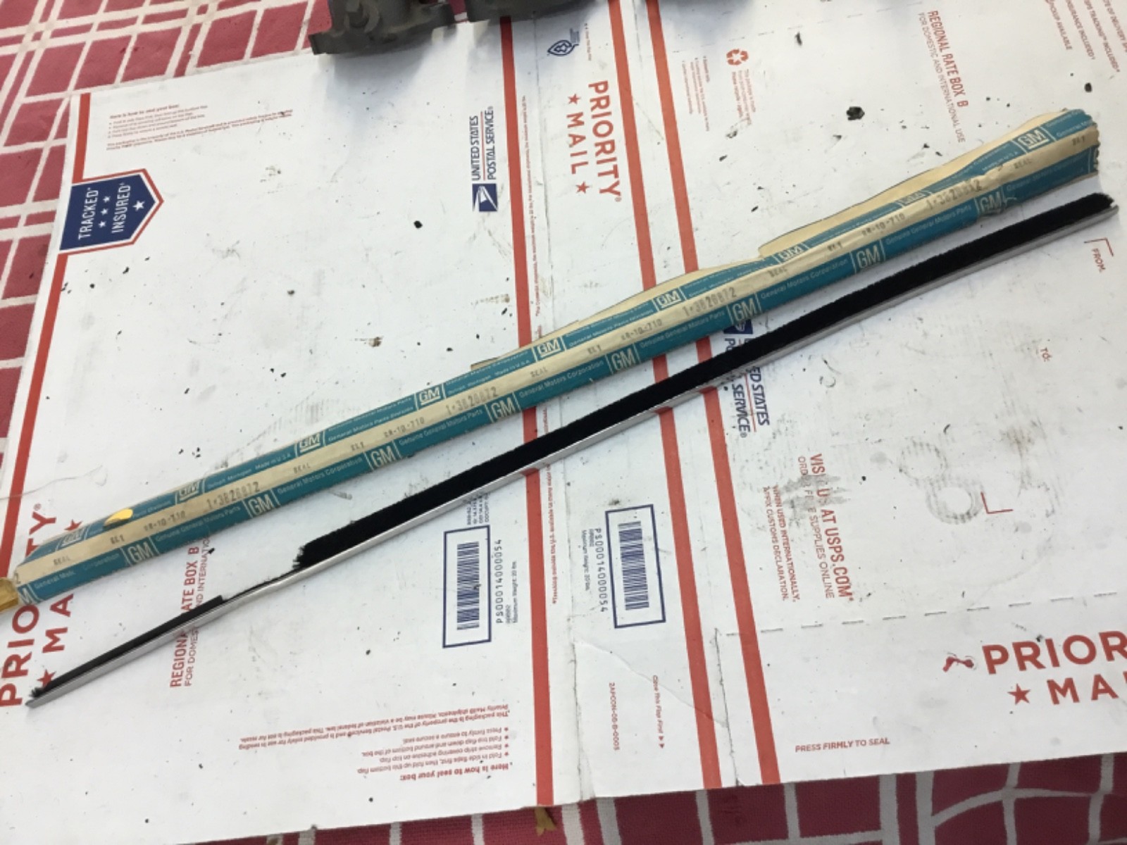 1963-67 CORVETTE COUPE RH INNER DOOR WINDOW GLASS SEAL GM 3826872 C2 NOS 1963-67 CORVETTE COUPE RH INNER DOOR WINDOW GLASS SEAL GM 3826872 C2 NOS